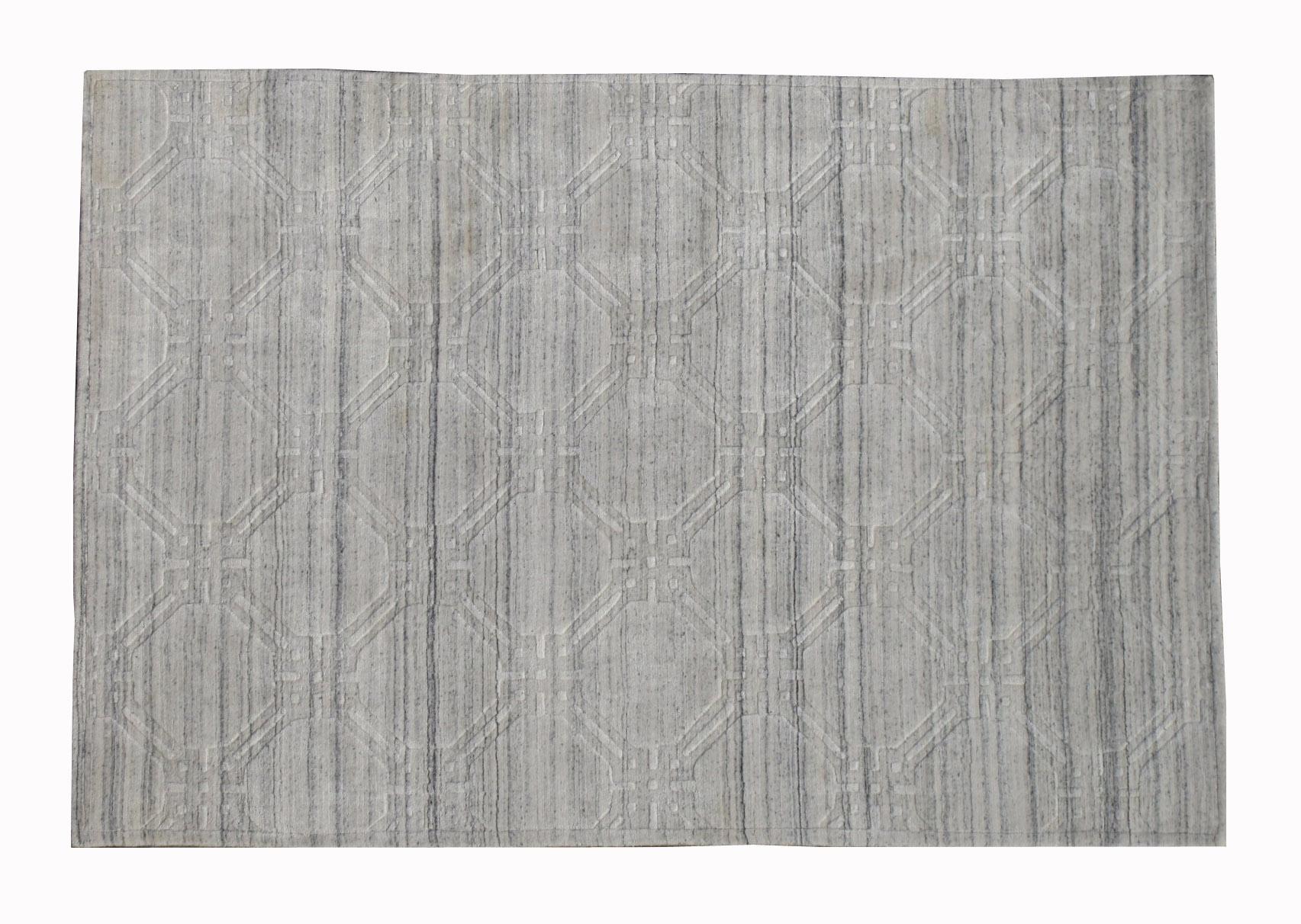 Vello di seta alto e basso fatto a mano su una base di cotone.

Design moderno a traliccio.

Dimensioni: 4' x 5'11