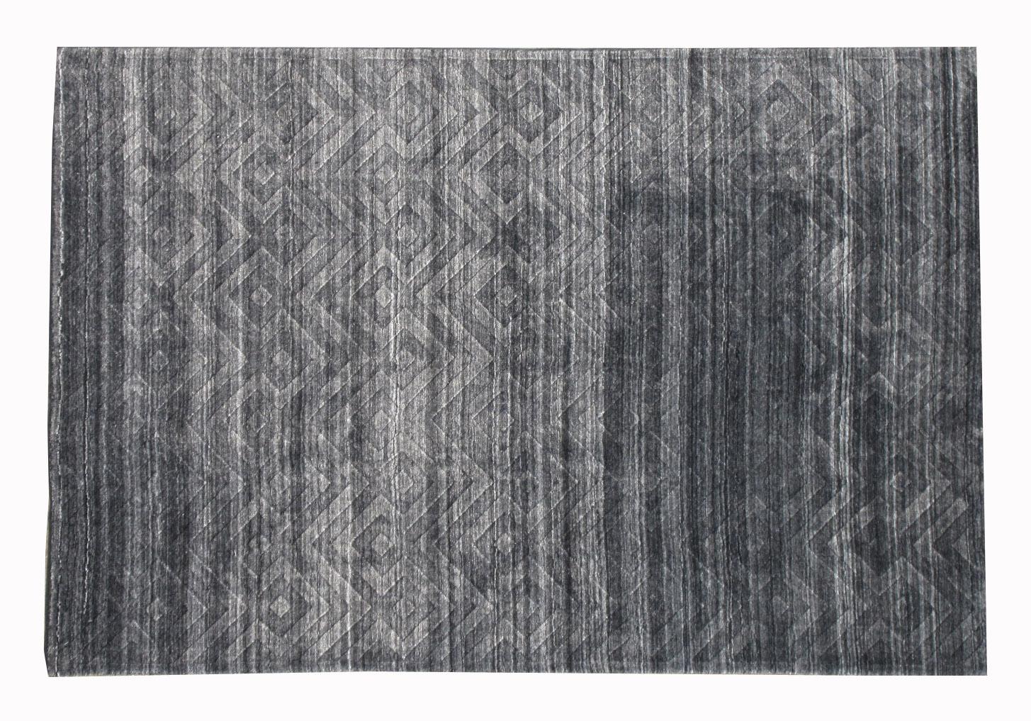 Handmade, high-low silk pile on a cotton foundation.

Modern trellis design.

Dimensions: 3'11