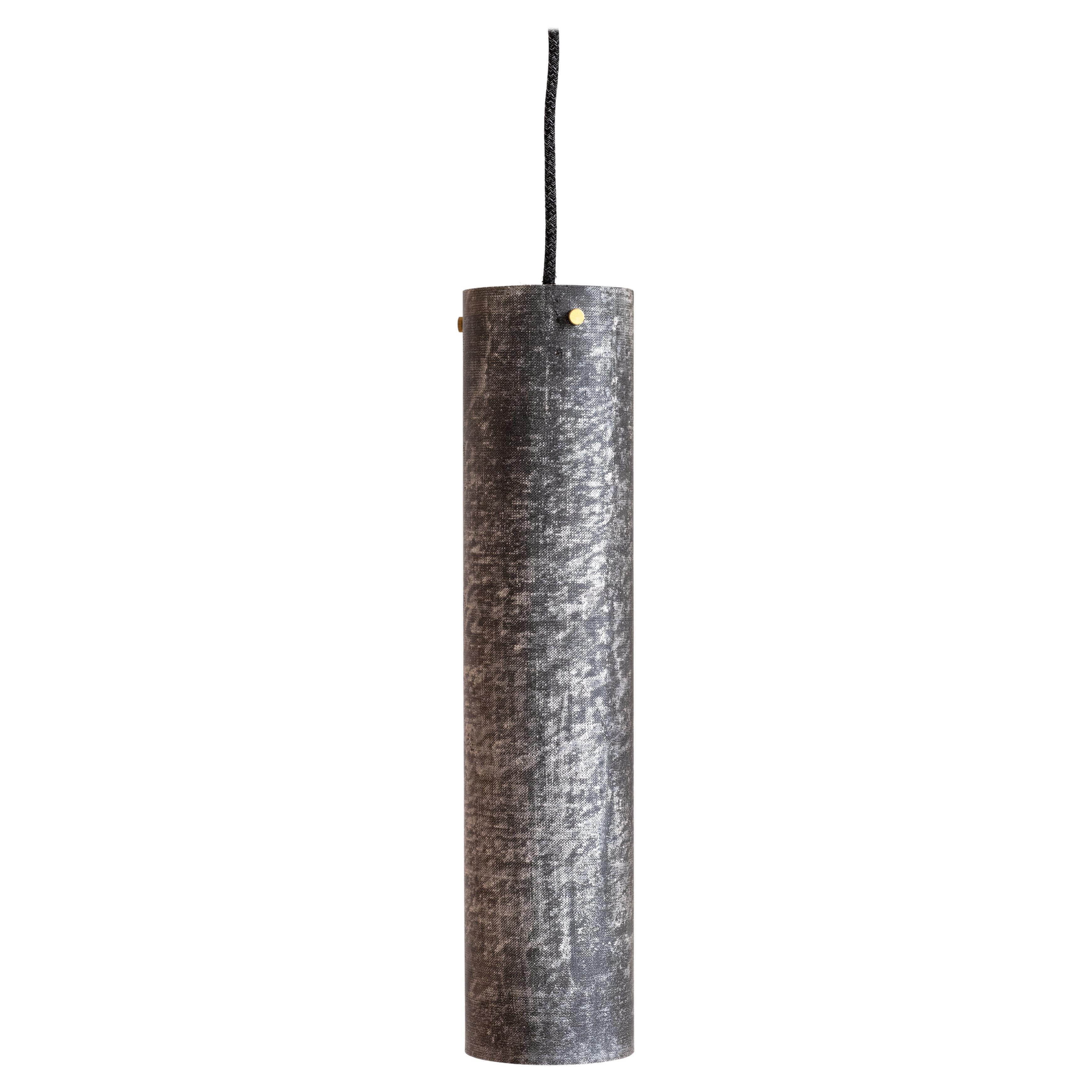 La Dead City Large Pendant est reconnaissable à son abat-jour en micarta, fabriqué à la main à partir de lin et de résine. 
La teinte légère produit une lueur douce et ambiante et présente un intérêt visuel, qu'elle soit éclairée ou non.  Des