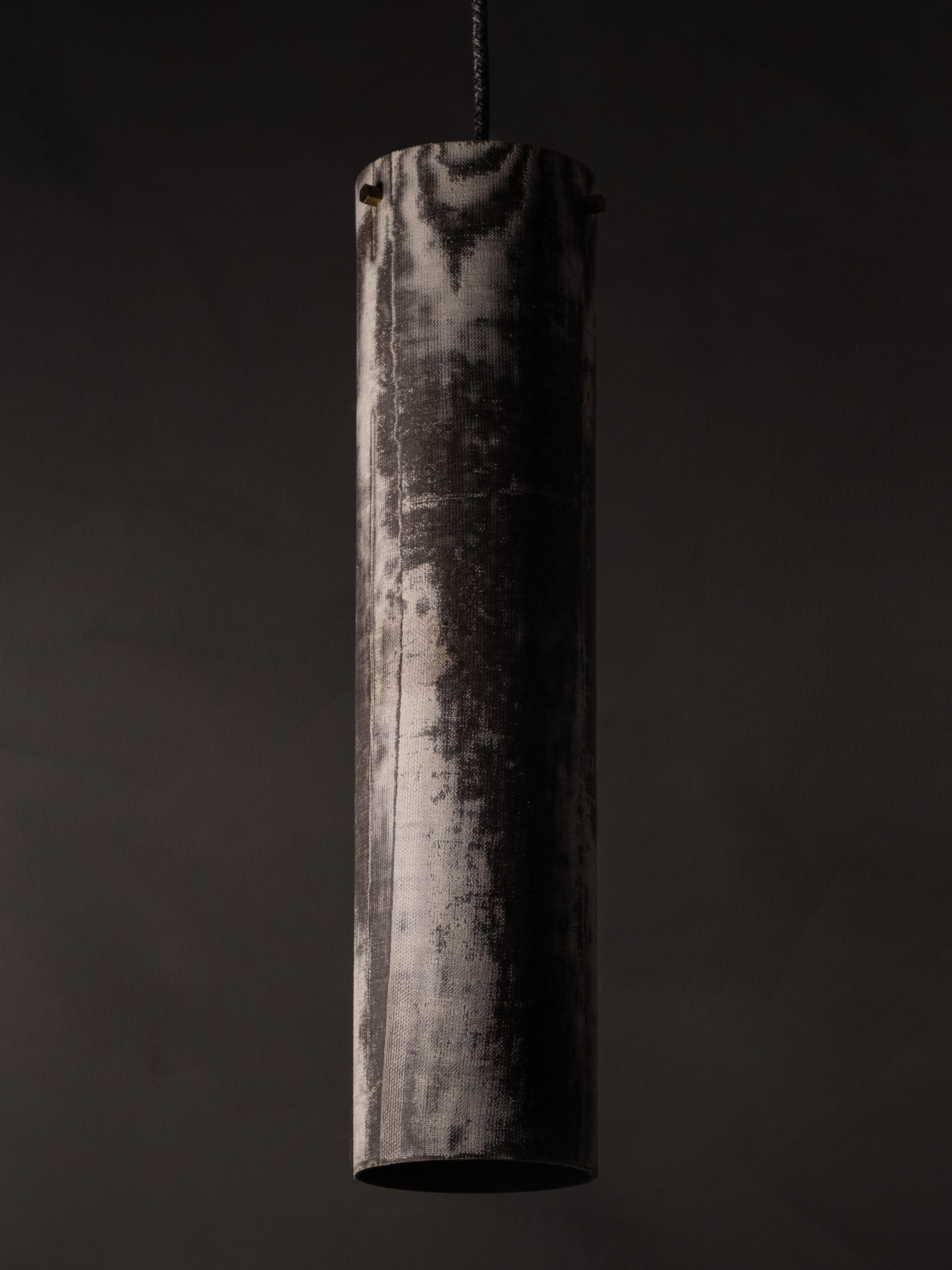 Ciondolo moderno fatto a mano Lrg con paralume in lino e micarta e baldacchino nero di Mutuus Studio In condizioni Nuovo in vendita a Seattle, WA