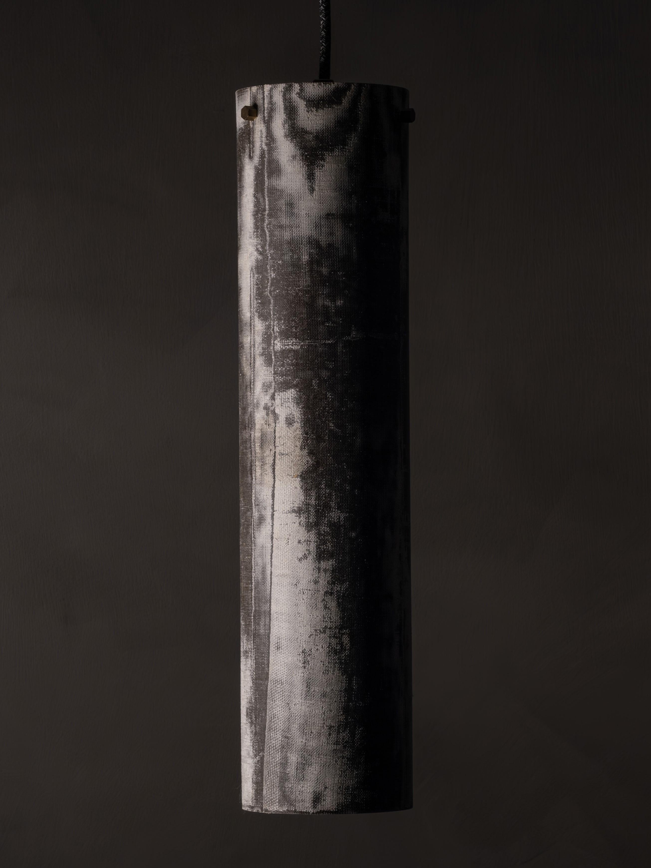 Il ciondolo Dead City Large è riconoscibile per il nostro caratteristico paralume in micarta, realizzato a mano in lino e resina. 
Il paralume leggero produce una luce soffusa e un interesse visivo sia da acceso che da spento.  I raccordi in ottone