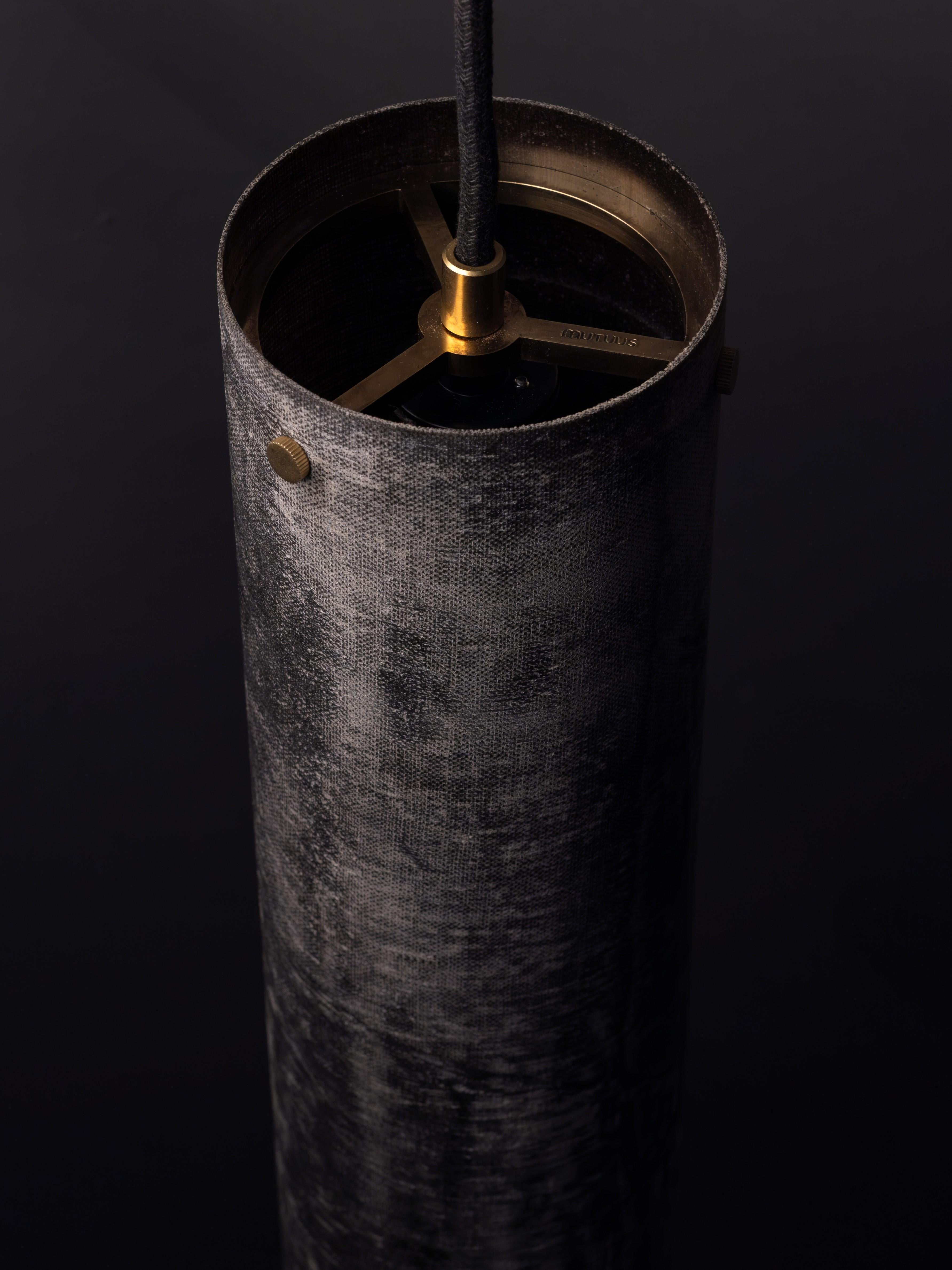 Ciondolo moderno fatto a mano Lrg con paralume in lino e micarta e baldacchino in ottone di Mutuus Studio In condizioni Nuovo in vendita a Seattle, WA