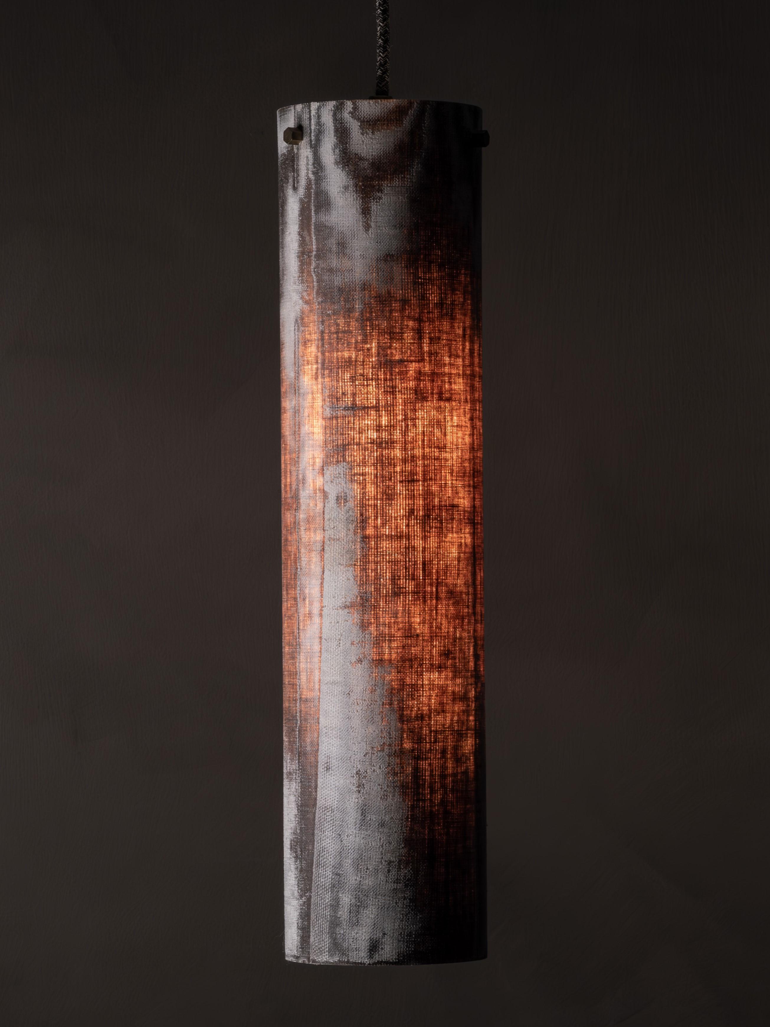 Il ciondolo Dead City Large è riconoscibile per il nostro caratteristico paralume in micarta, realizzato a mano in lino e resina. 
Il paralume leggero produce una luce soffusa e un interesse visivo sia da acceso che da spento.  I raccordi in ottone