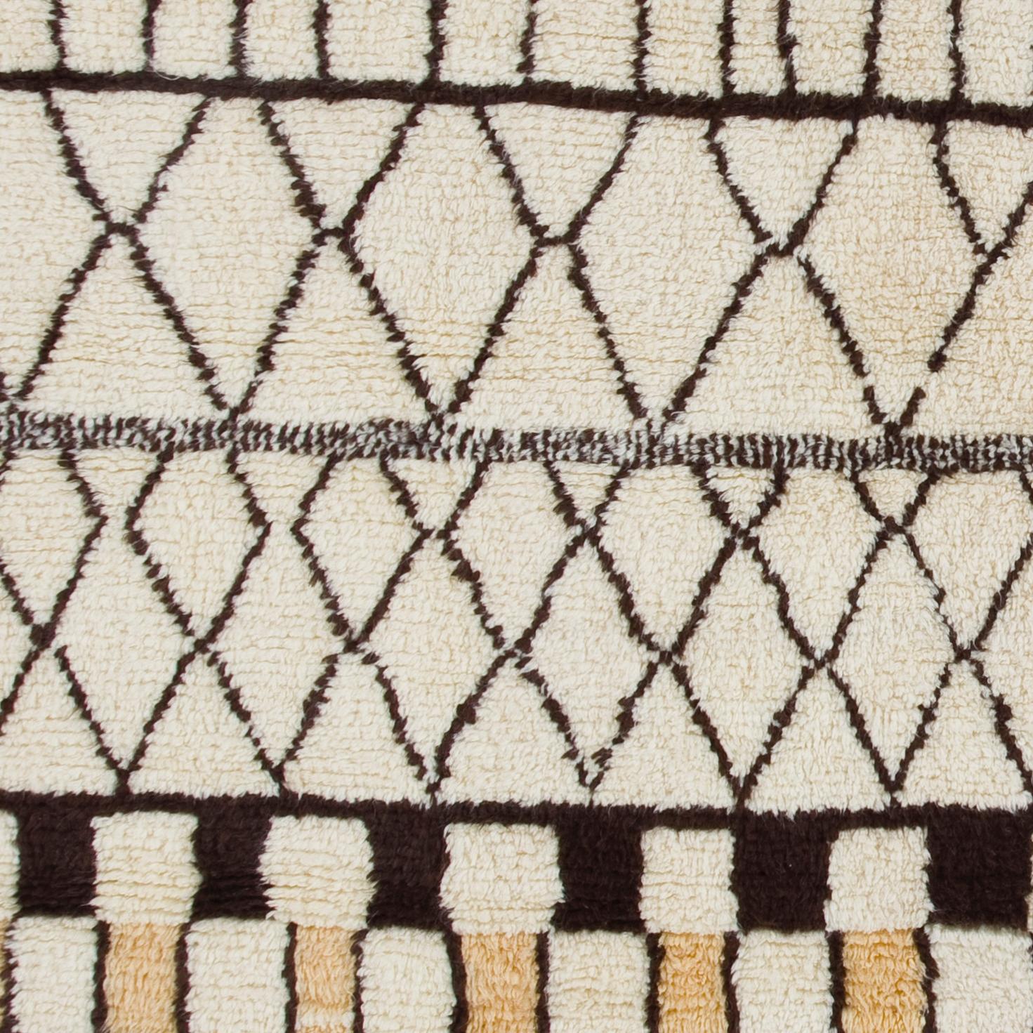 Eleva il tuo spazio abitativo con il fascino squisito di questo nuovo tappeto moderno annodato a mano in berbero marocchino Beni Ourain, realizzato con precisione e cura in lana al 100%. Combinando il fascino del design marocchino con la sensibilità