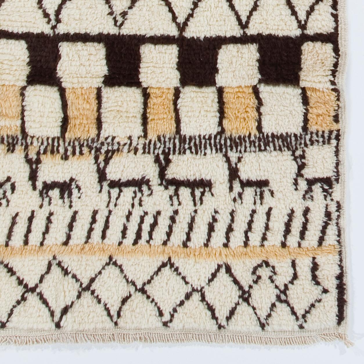 Turco Tappeto Tulu in lana dal design berbero marocchino moderno fatto a mano. Opzioni personalizzate disponibili in vendita