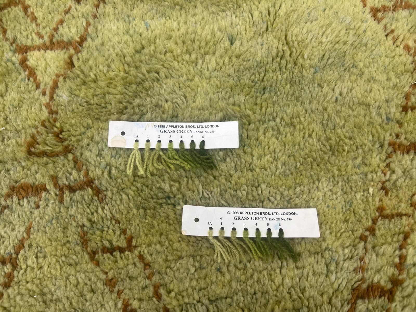 Alfombra marroquí moderna hecha a mano en verde salvia, azul y marrón. 100% lana. Opc. personalizada en venta 2