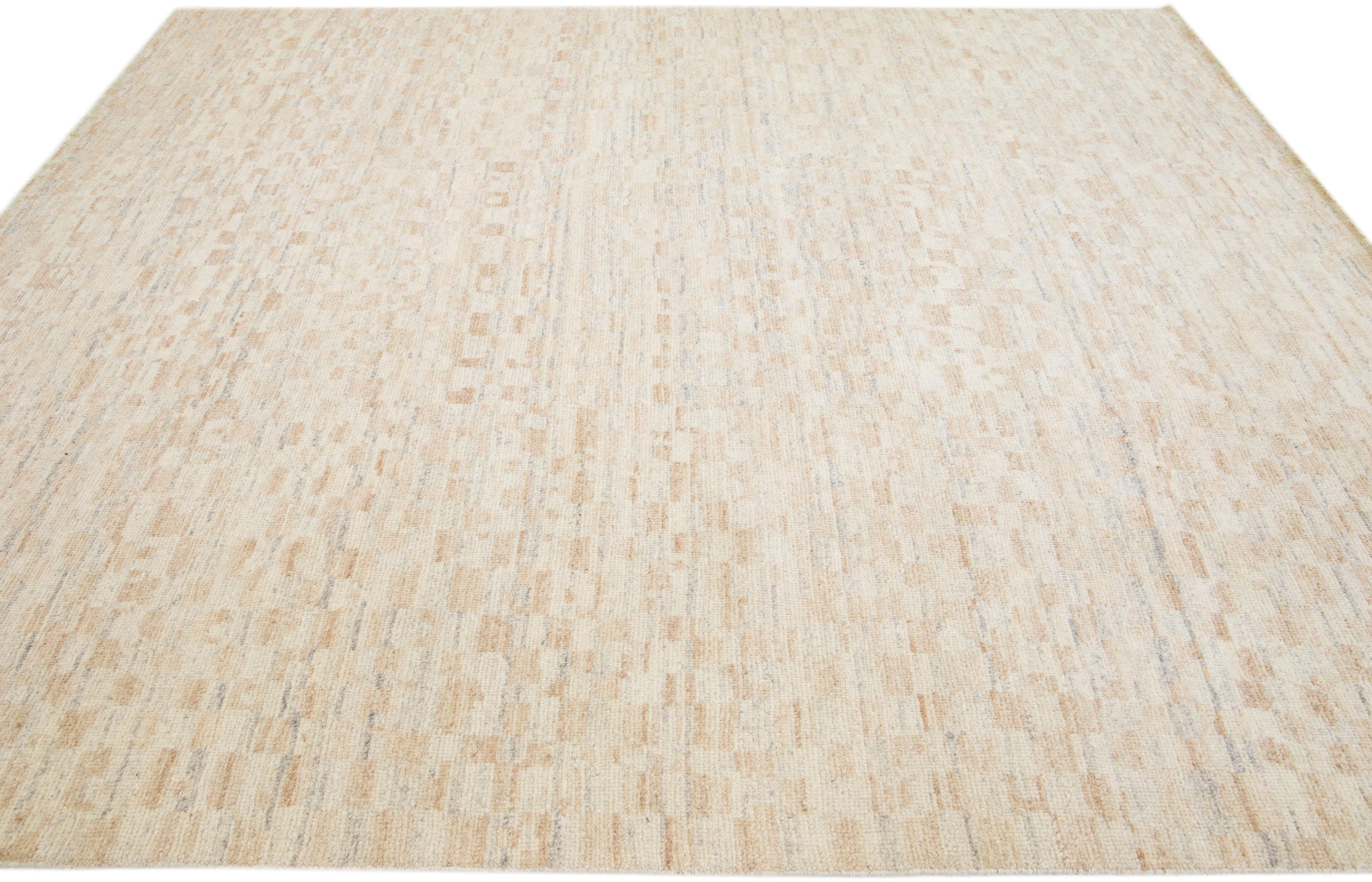 Moderner handgefertigter Wollteppich im marokkanischen Stil mit Allover-Motiv in Beige (Pakistanisch) im Angebot