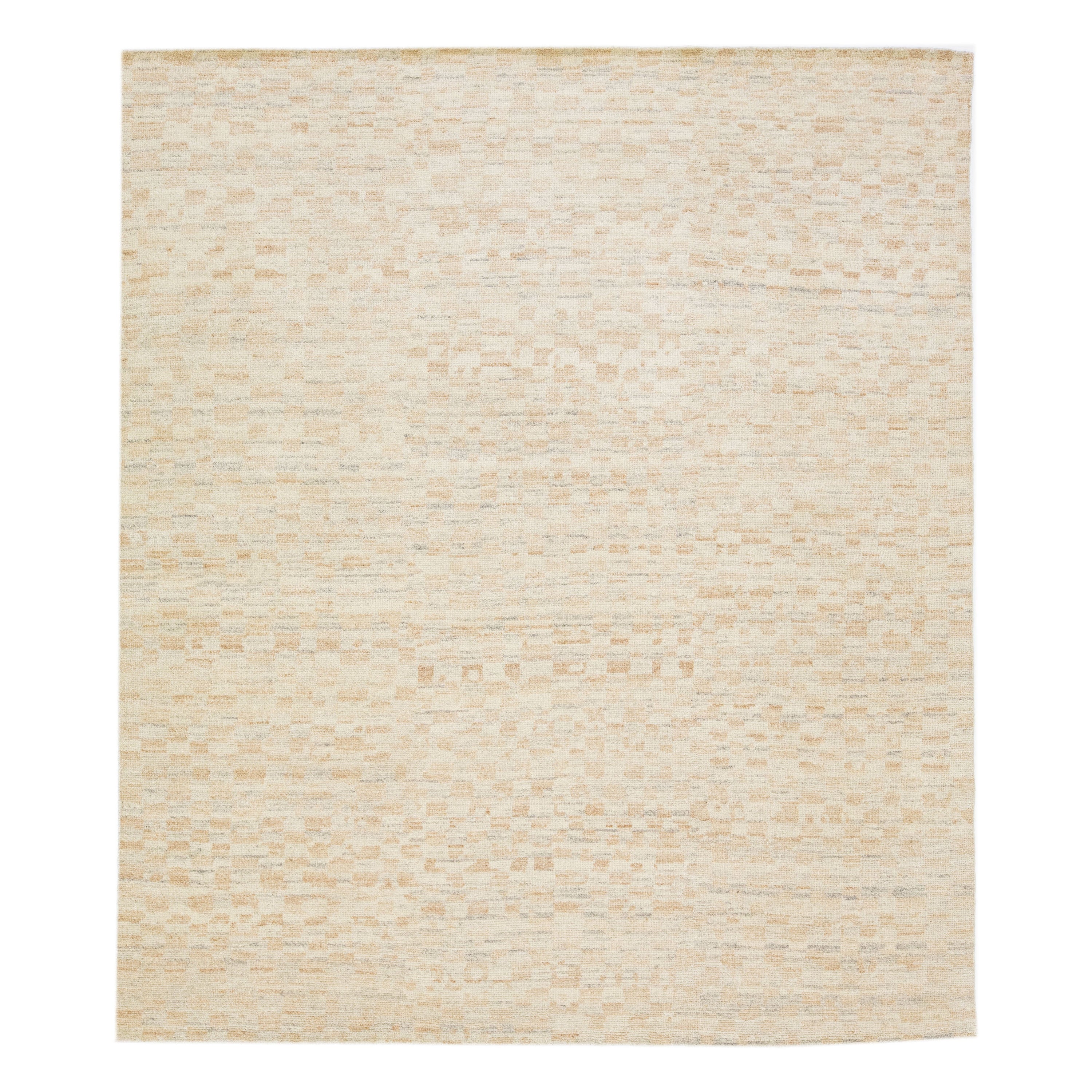 Moderner handgefertigter Wollteppich im marokkanischen Stil mit Allover-Motiv in Beige im Angebot