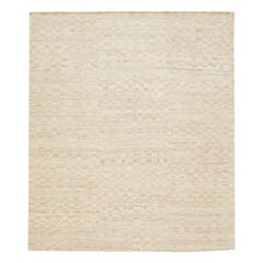 Moderner handgefertigter Wollteppich im marokkanischen Stil mit Allover-Motiv in Beige