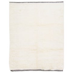 Tappeto moderno fatto a mano in lana in stile marocchino con campo pieno avorio