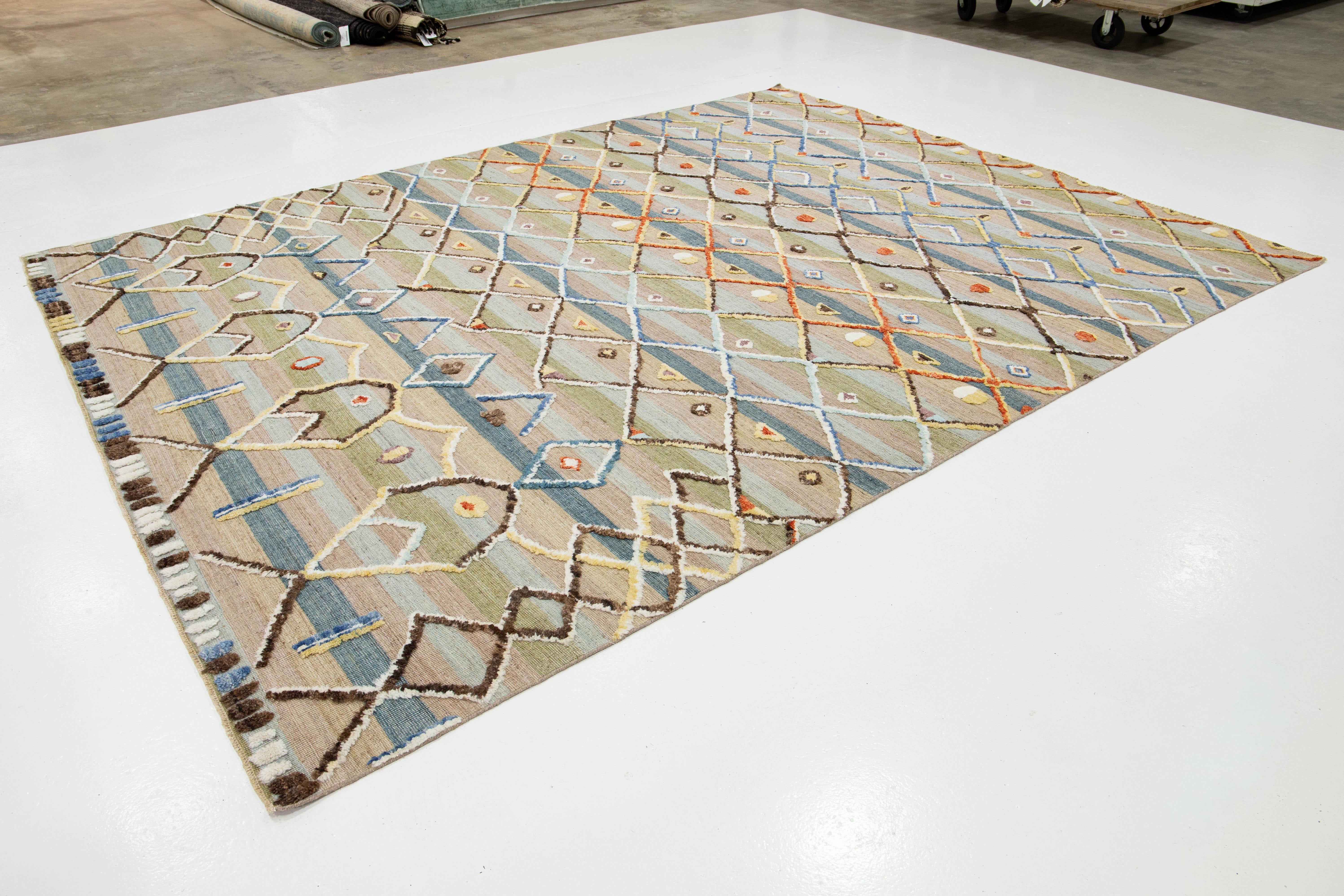 Moderne Tapis moderne de style marocain fait à la main avec un motif tribal multicolore en vente
