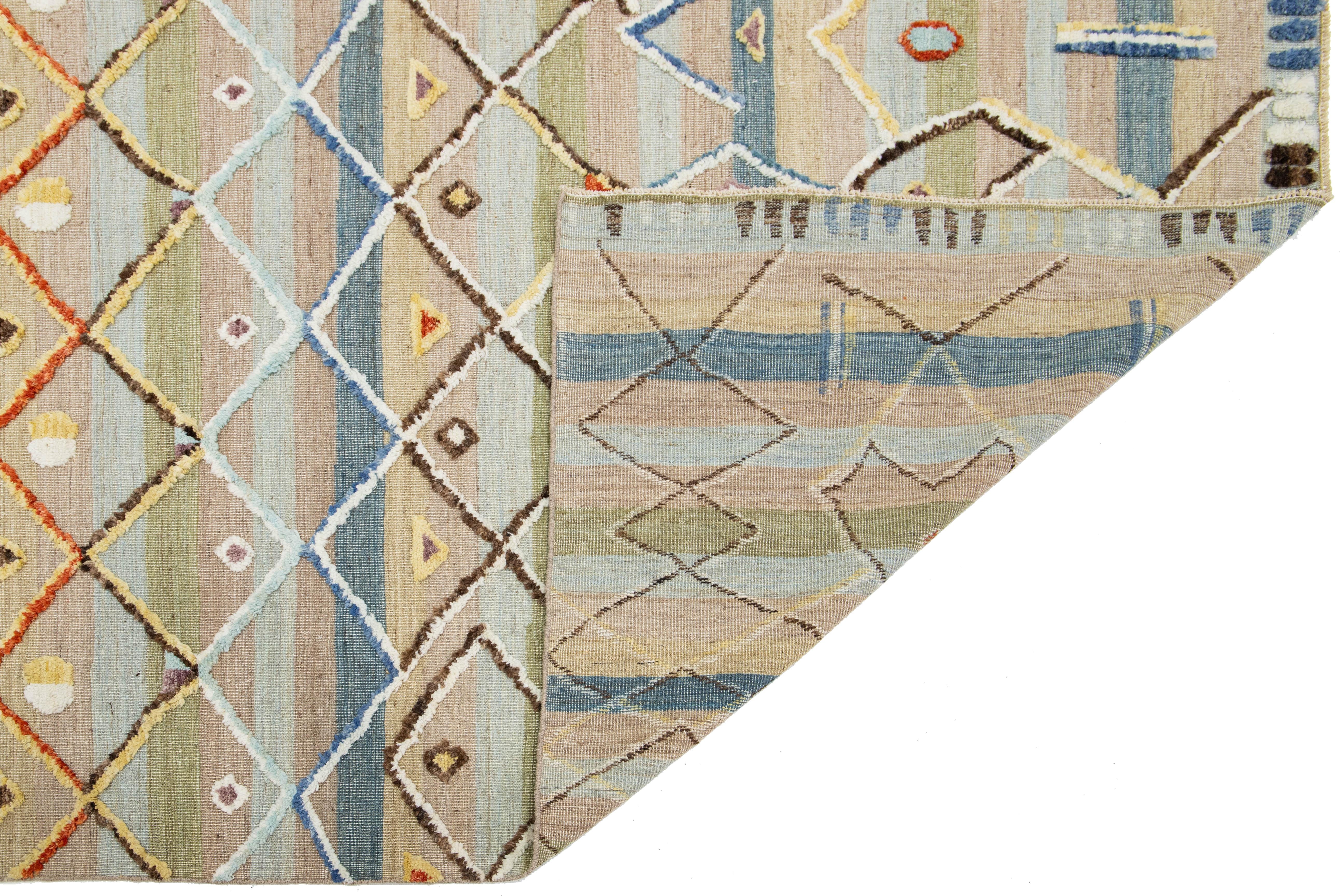 Pakistanais Tapis moderne de style marocain fait à la main avec un motif tribal multicolore en vente