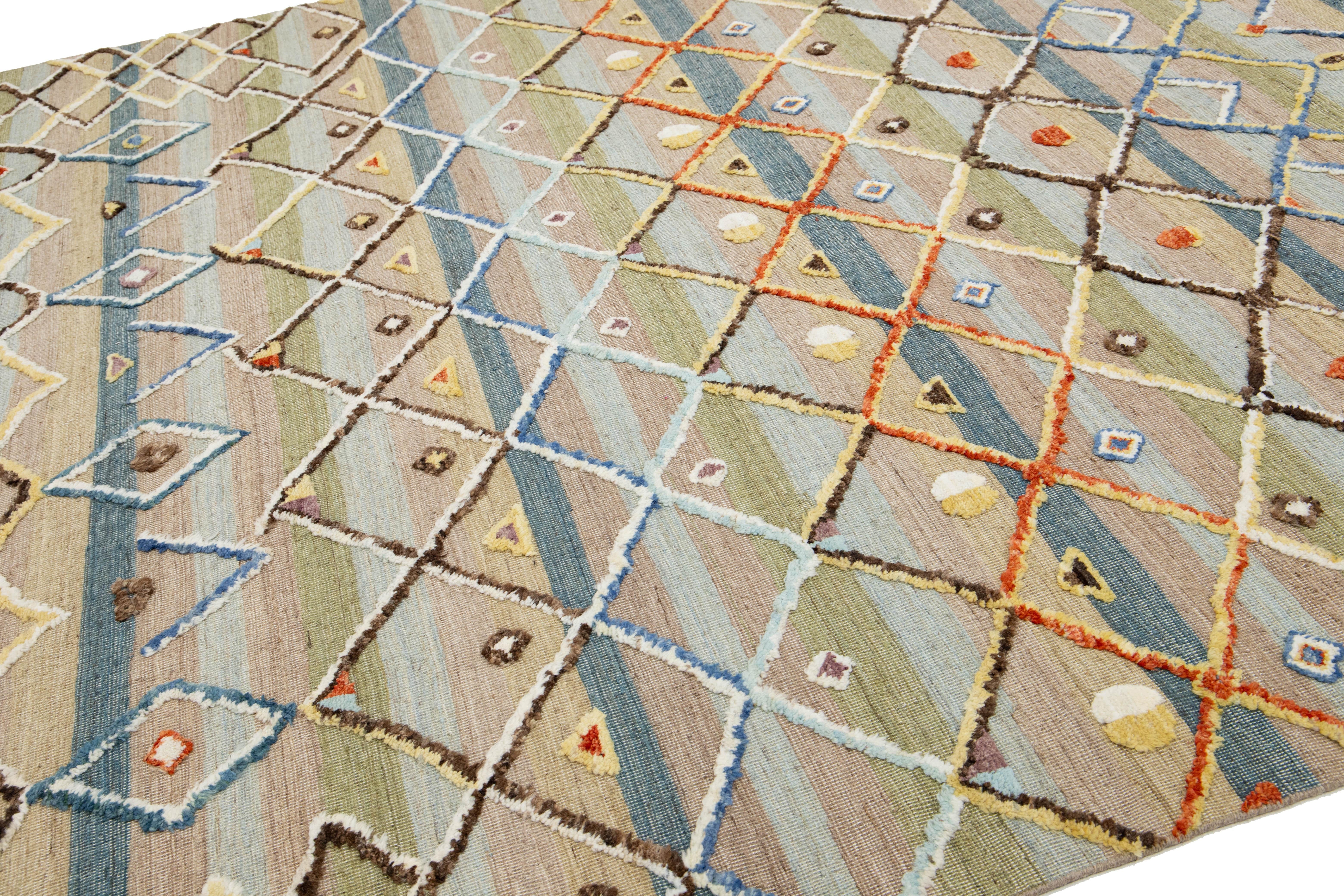 Noué à la main Tapis moderne de style marocain fait à la main avec un motif tribal multicolore en vente