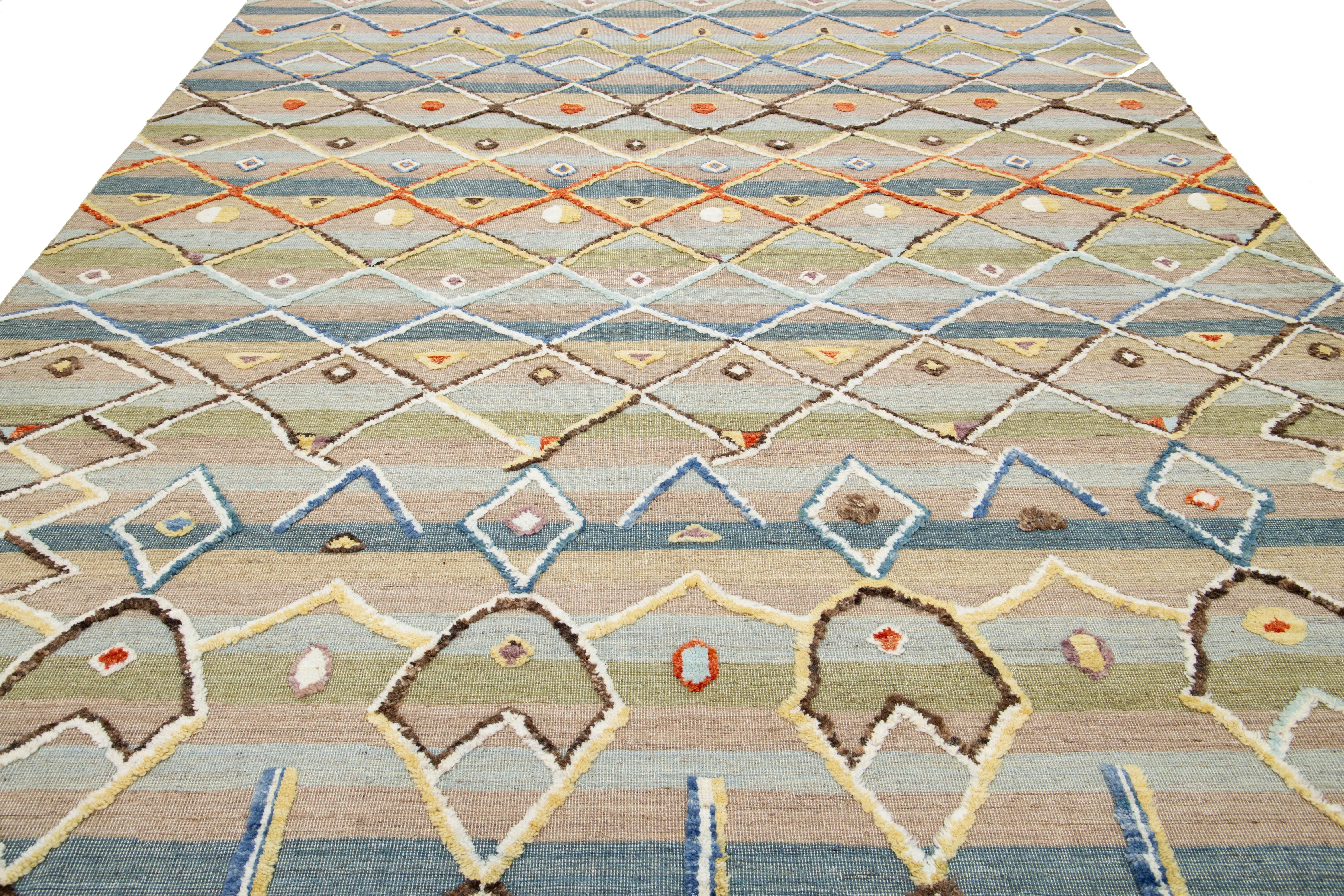 XXIe siècle et contemporain Tapis moderne de style marocain fait à la main avec un motif tribal multicolore en vente
