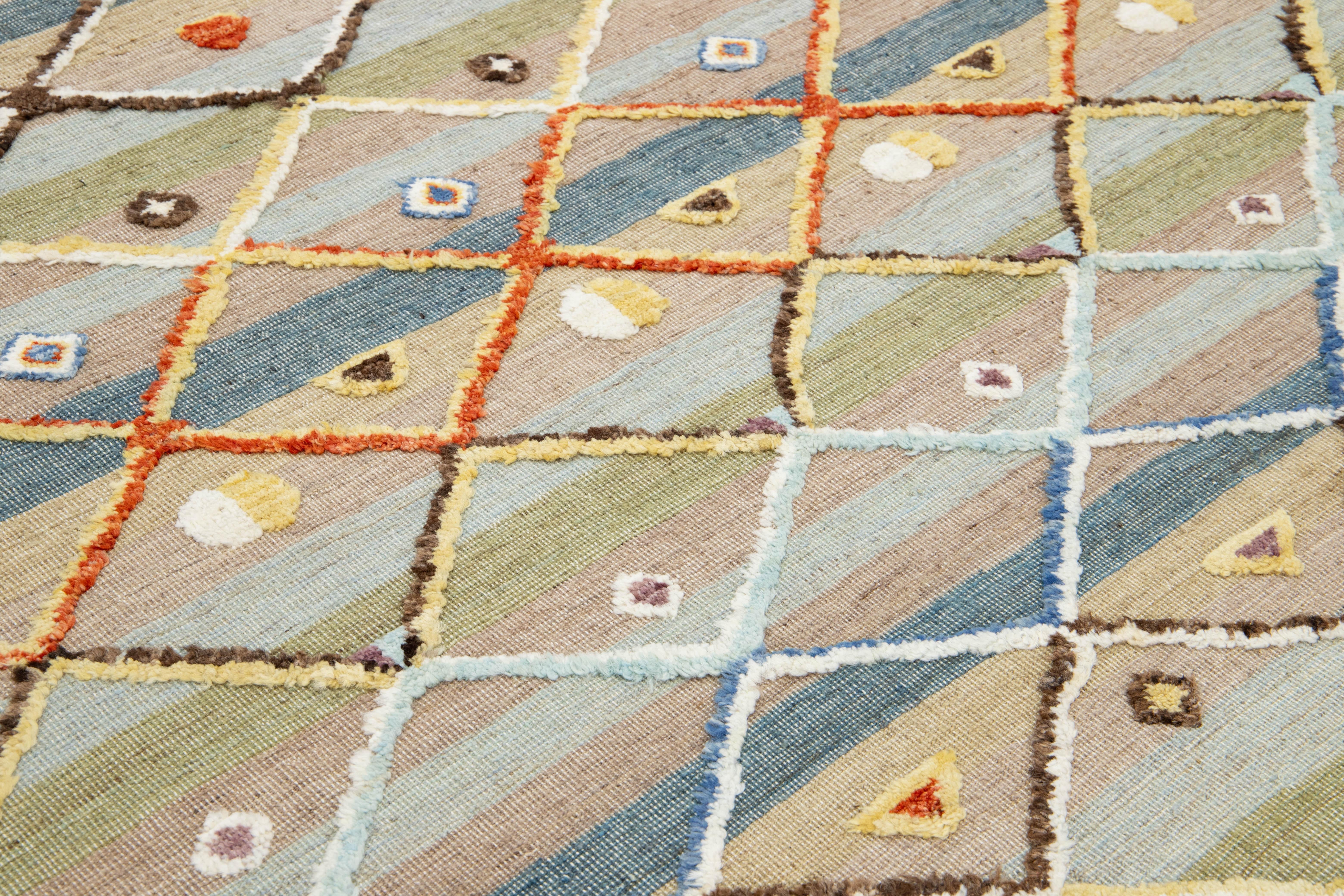 Laine Tapis moderne de style marocain fait à la main avec un motif tribal multicolore en vente
