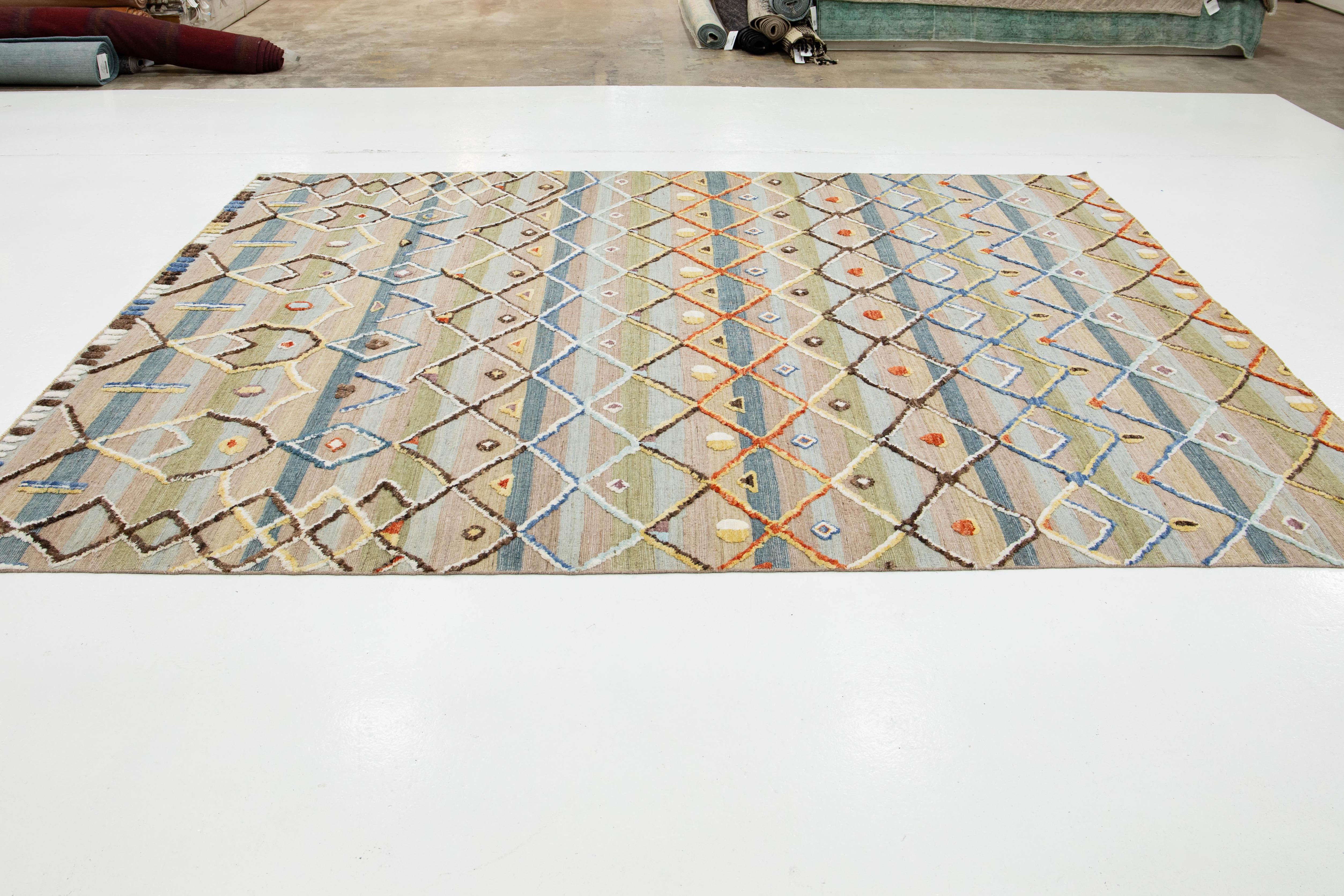 Tapis moderne de style marocain fait à la main avec un motif tribal multicolore en vente 1