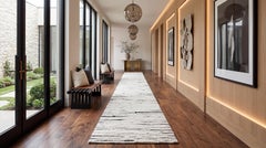 Alfombra de pasillo moderna de lana, hecha a mano al estilo marroquí, de líneas minimalistas y lineales, en tonos crema y gris carbón