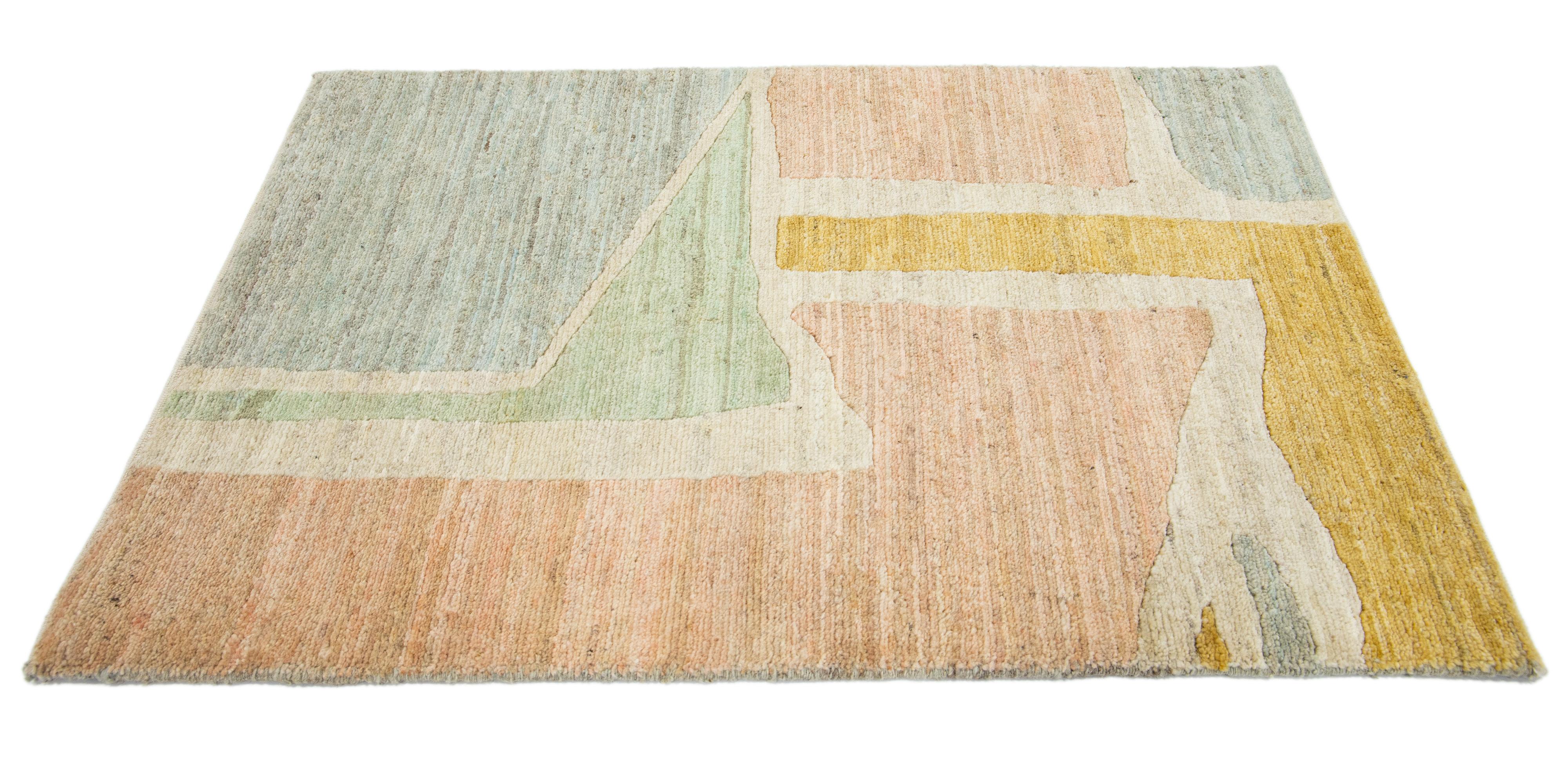 Tapis en laine moderne personnalisé d'Apadana. Dimensions et couleurs personnalisées sur demande. 

MATERIAL : Laine 
Techniques : Noué à la main
Style : Abstrait moderne
Délai de livraison : Approx. 15-16 semaines disponible 
Couleurs : Comme