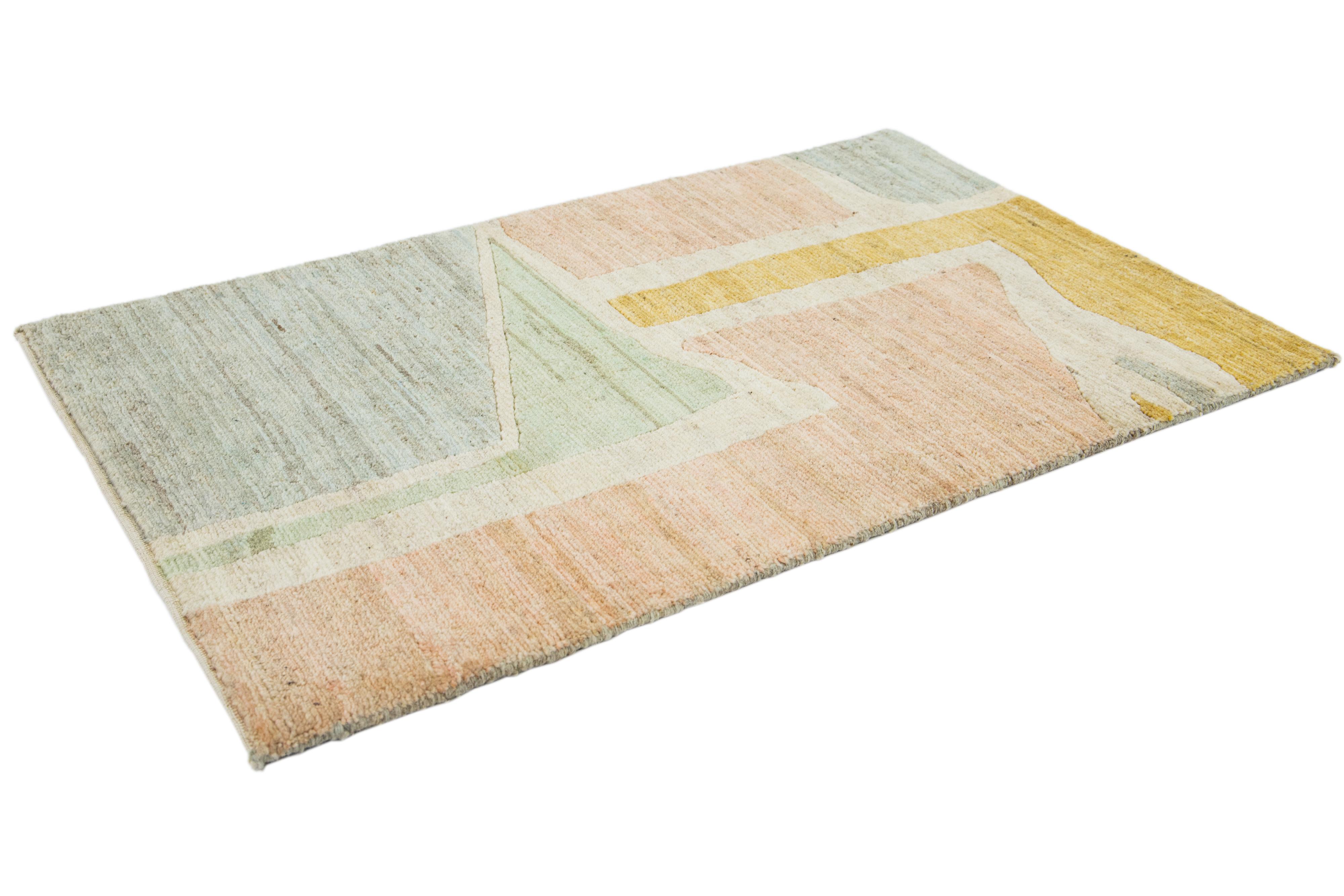 Indien Tapis en laine moderne abstrait et multicolore fait à la main en vente