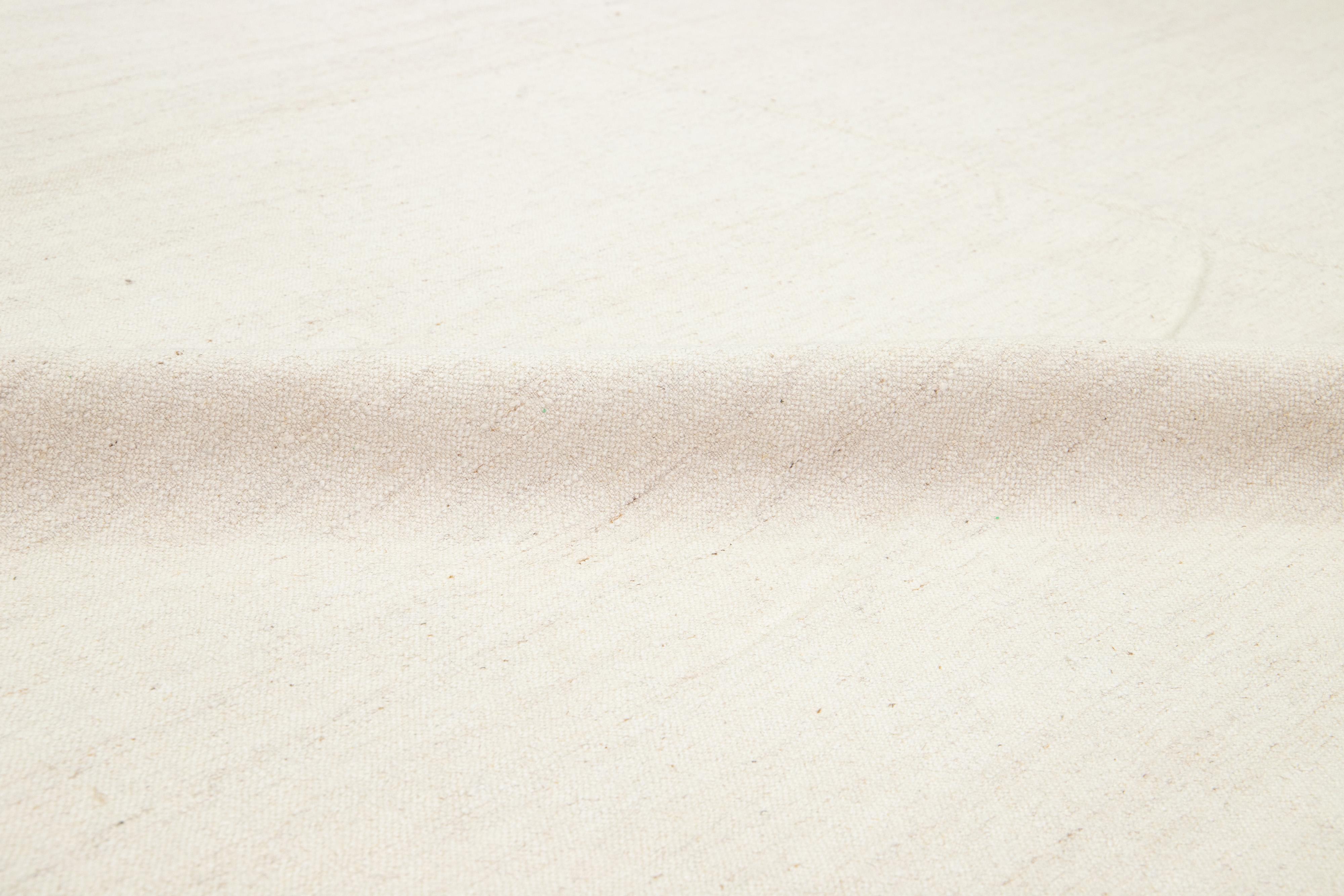 Moderner handgefertigter Dhurrie-Wollteppich in natürlichem Beige im Angebot 2