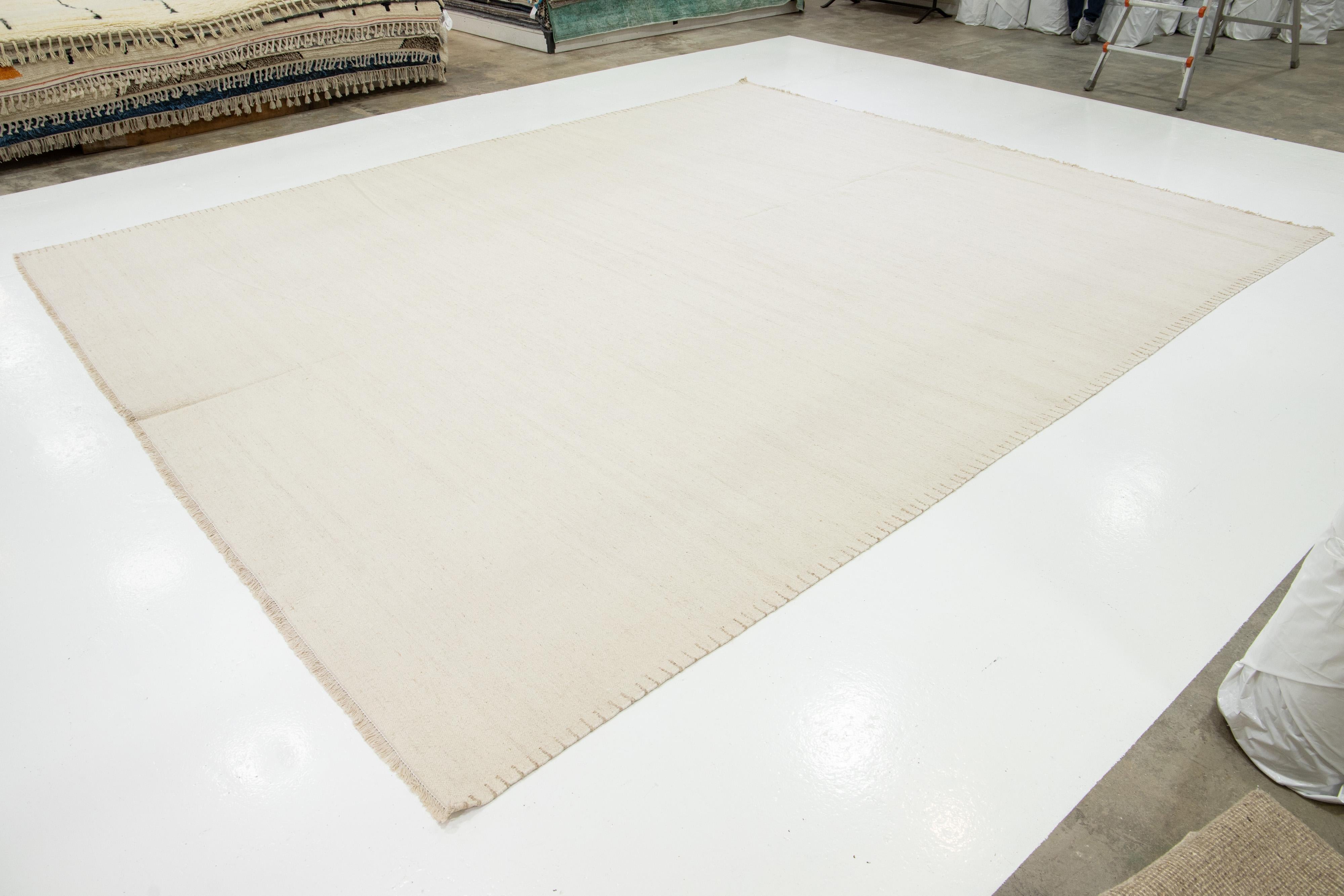 Moderner handgefertigter Dhurrie-Wollteppich in natürlichem Beige (Organische Moderne) im Angebot