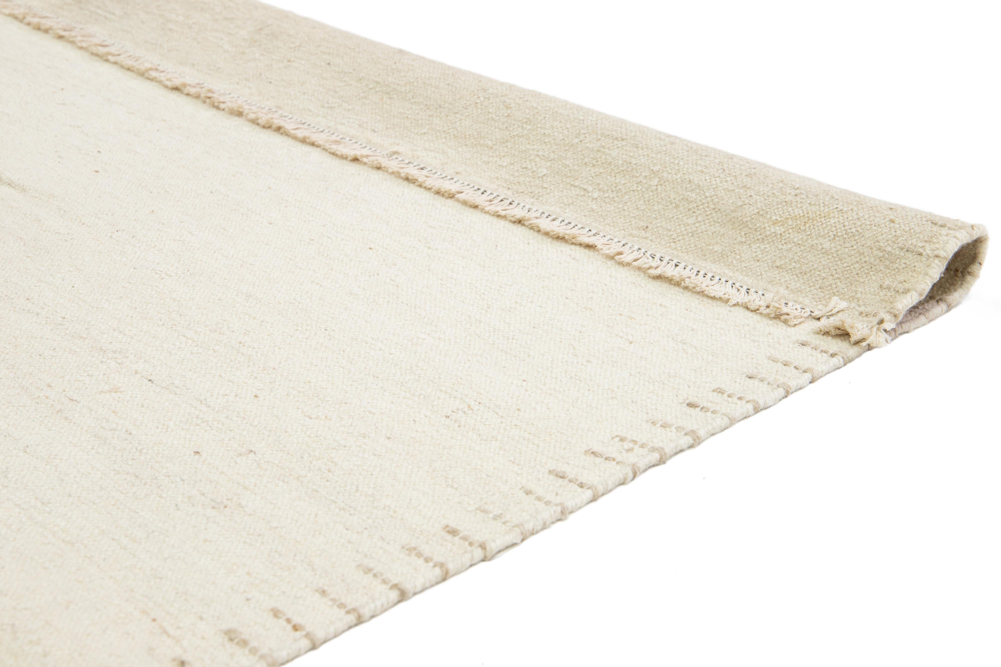 Moderner handgefertigter Dhurrie-Wollteppich in natürlichem Beige (Indisch) im Angebot