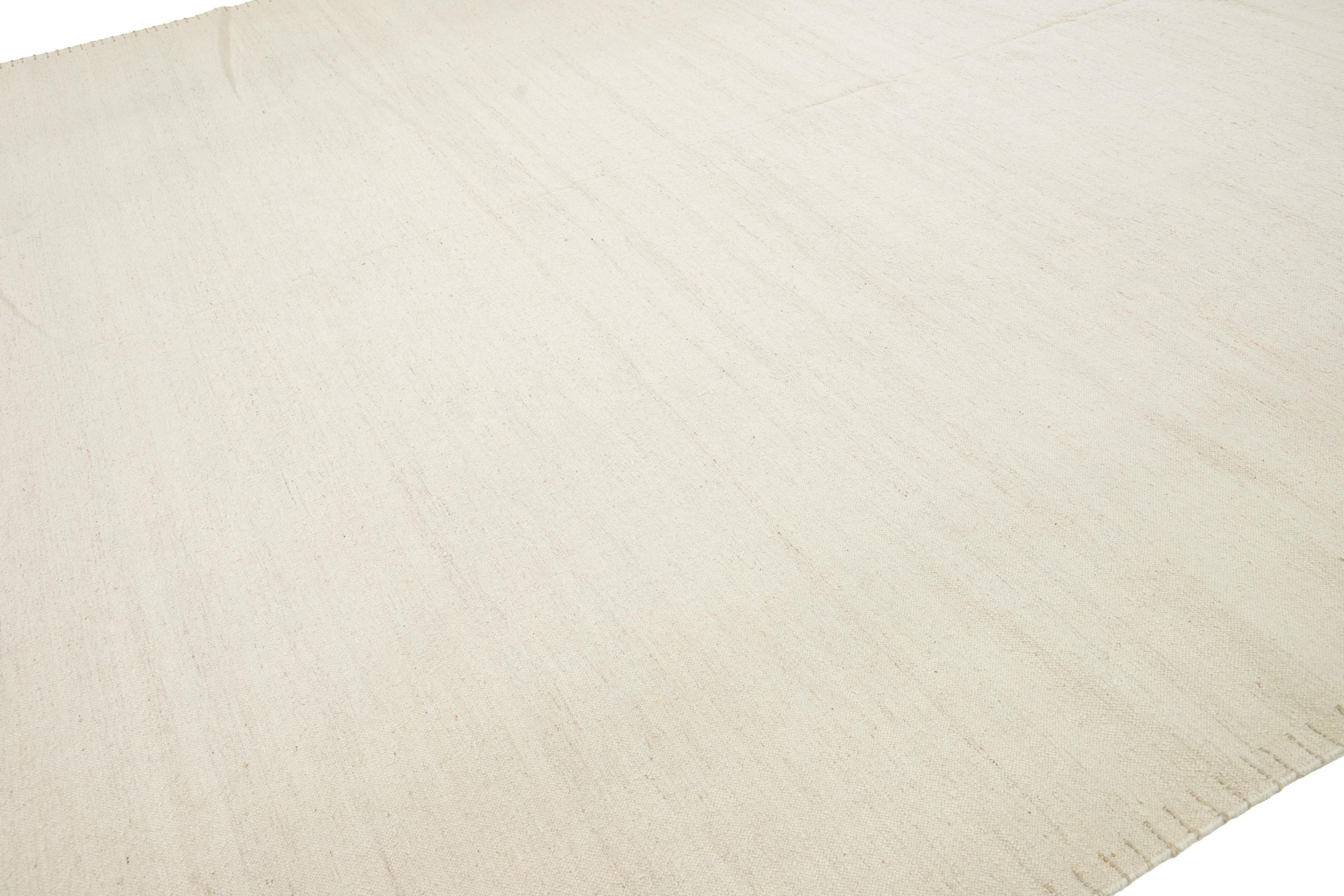 Moderner handgefertigter Dhurrie-Wollteppich in natürlichem Beige (Handgewebt) im Angebot