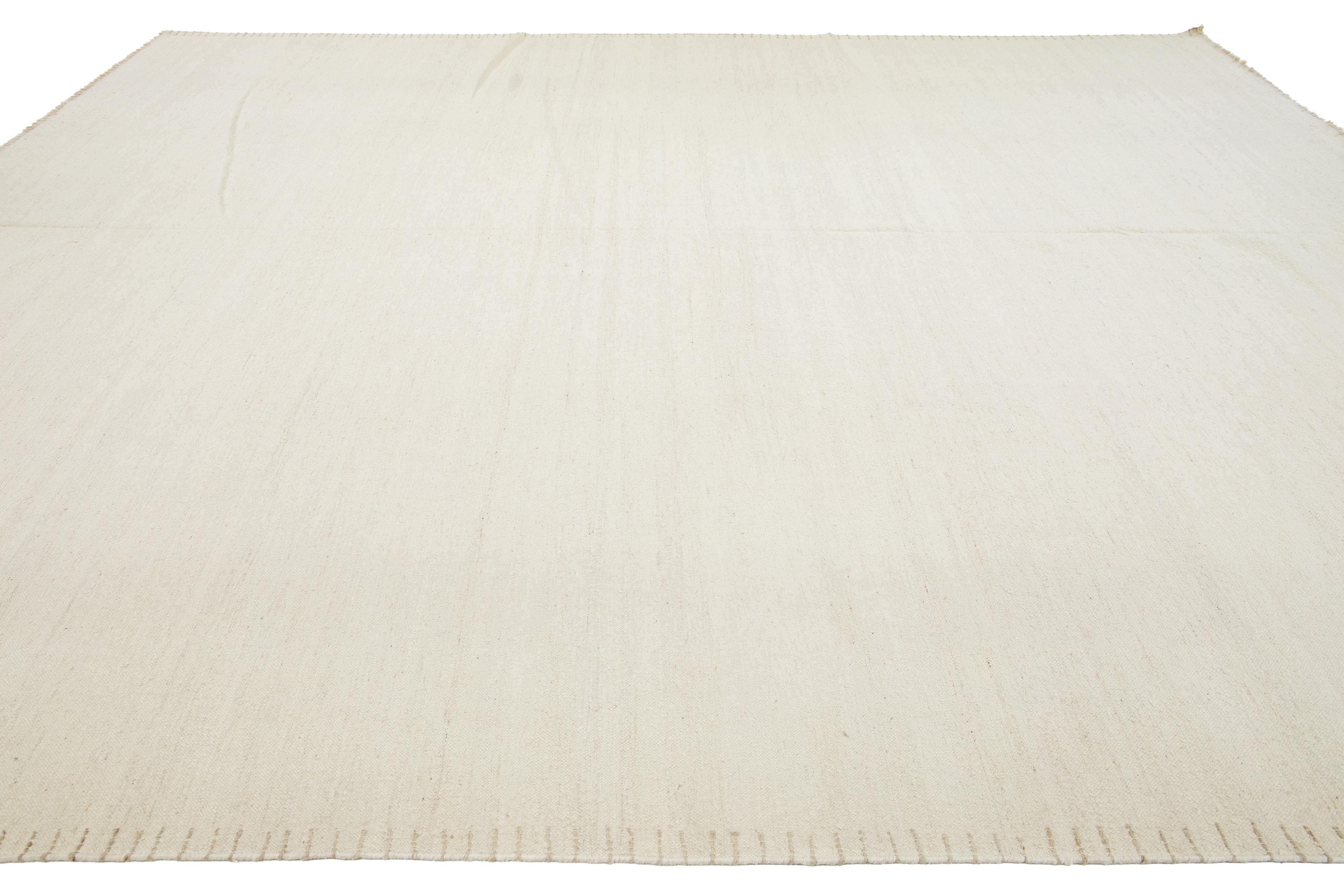 Moderner handgefertigter Dhurrie-Wollteppich in natürlichem Beige im Zustand „Neu“ im Angebot in Norwalk, CT