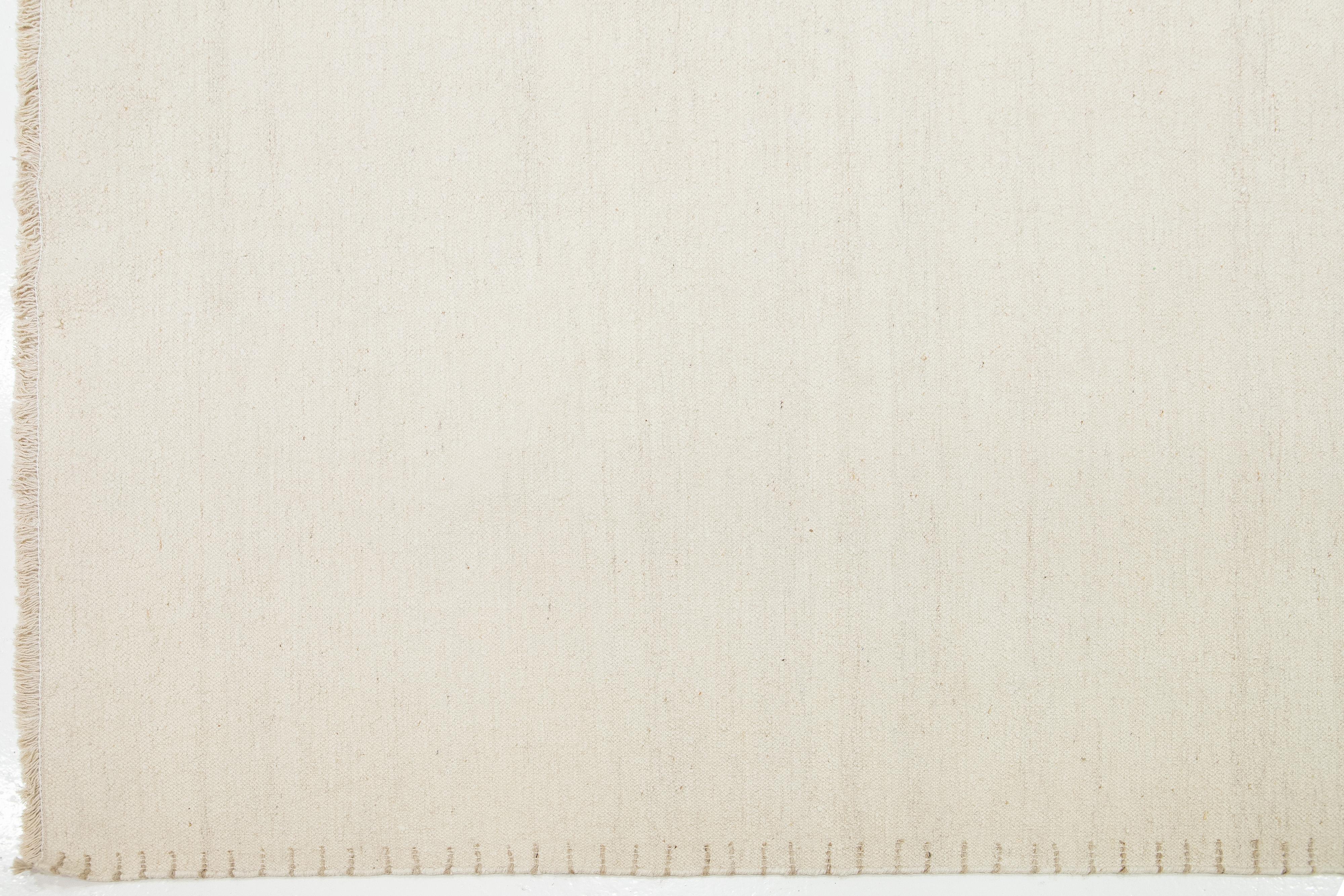Moderner handgefertigter Dhurrie-Wollteppich in natürlichem Beige (21. Jahrhundert und zeitgenössisch) im Angebot