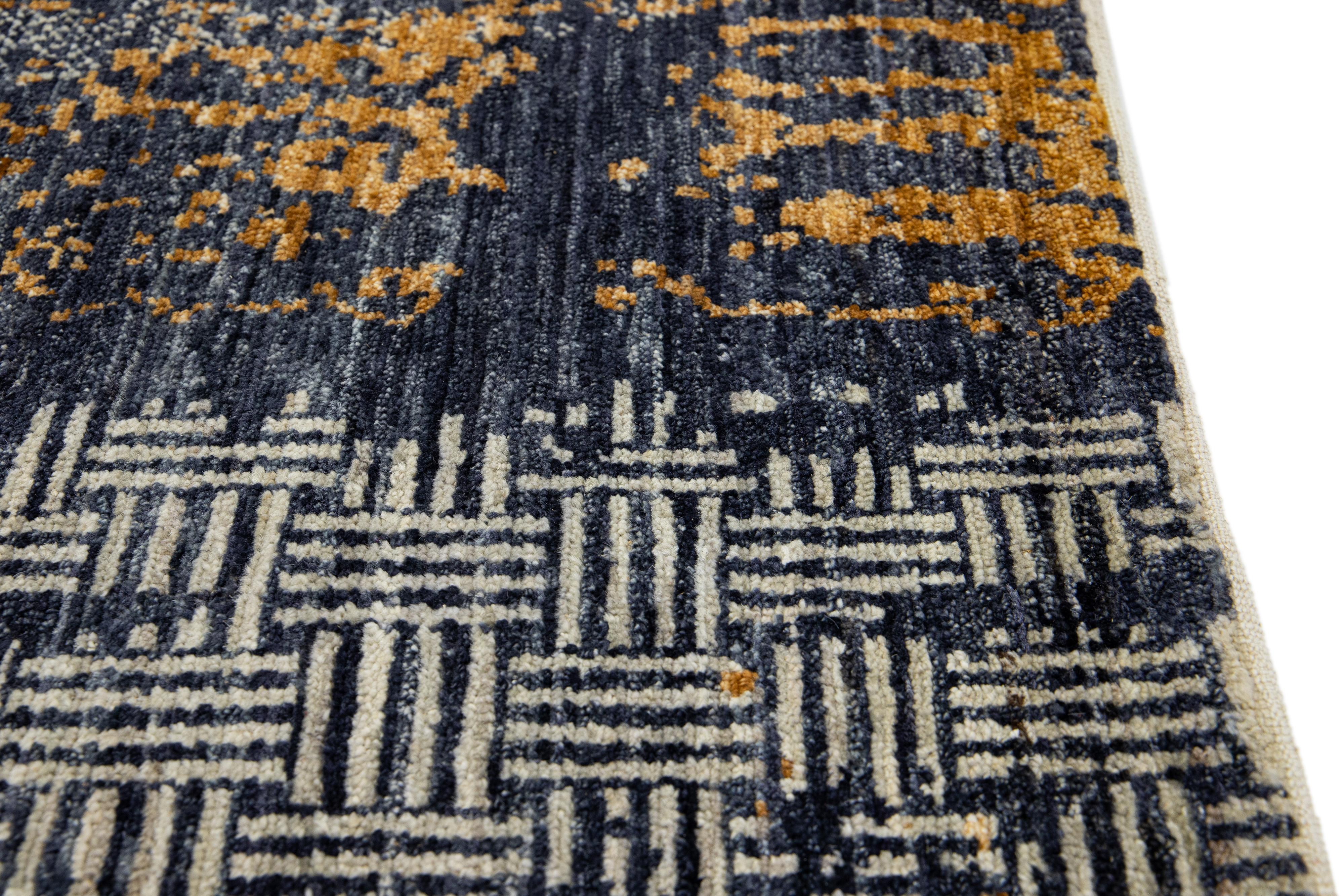 Moderner handgefertigter abstrakter Wollteppich in Marineblau (Pakistanisch) im Angebot