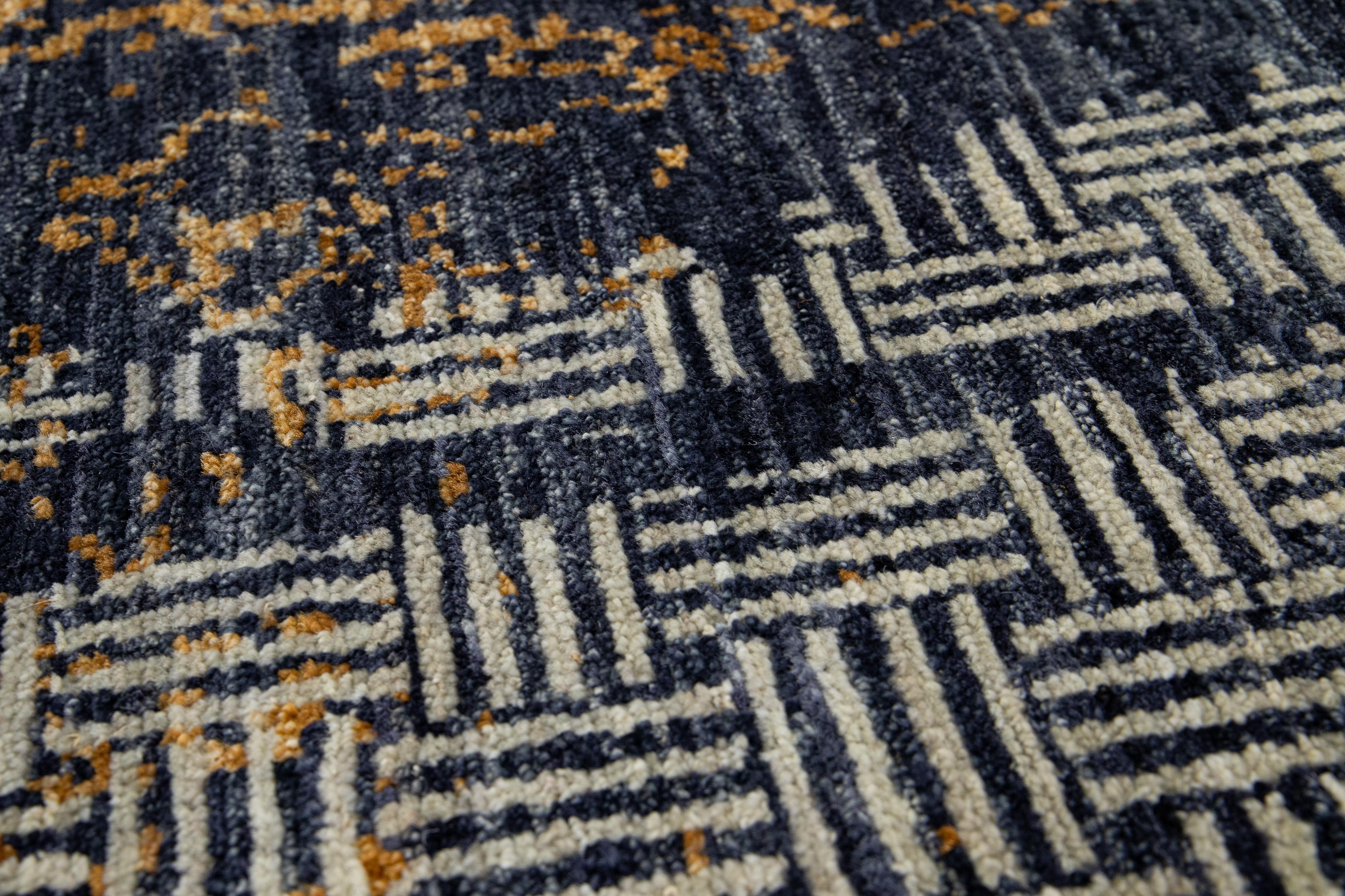 Moderner handgefertigter abstrakter Wollteppich in Marineblau im Zustand „Neu“ im Angebot in Norwalk, CT