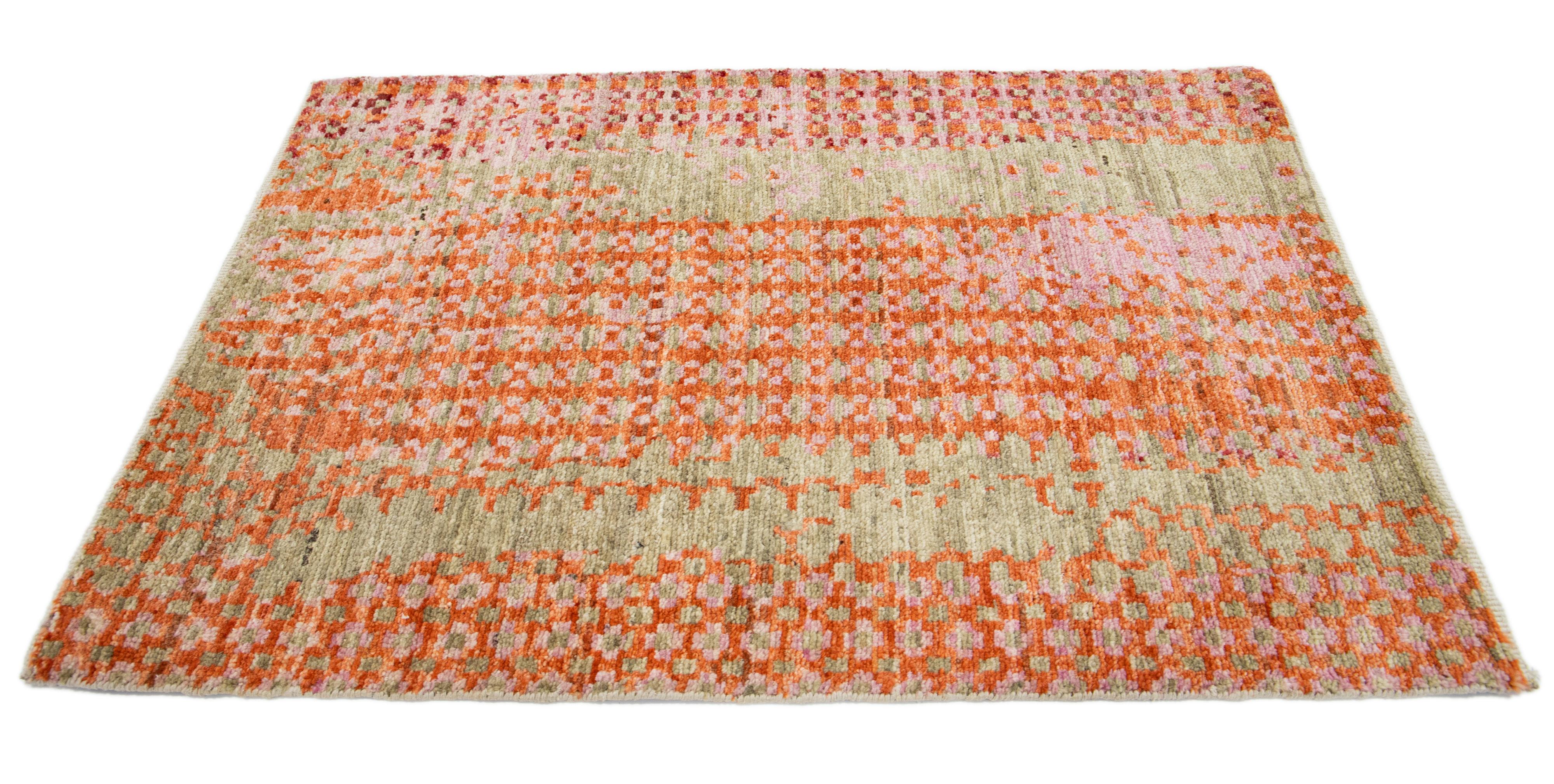Apadana's Moderner Dekonstruktions-Stil Wollteppich nach Maß. Kundenspezifische Größen und Farben auf Bestellung. 

MATERIAL: Wolle 
Techniken: Handgeknüpft
Stil: Modern
Vorlaufzeit: Ca. 15-16 Wochen verfügbar 
Farben: Wie abgebildet, andere