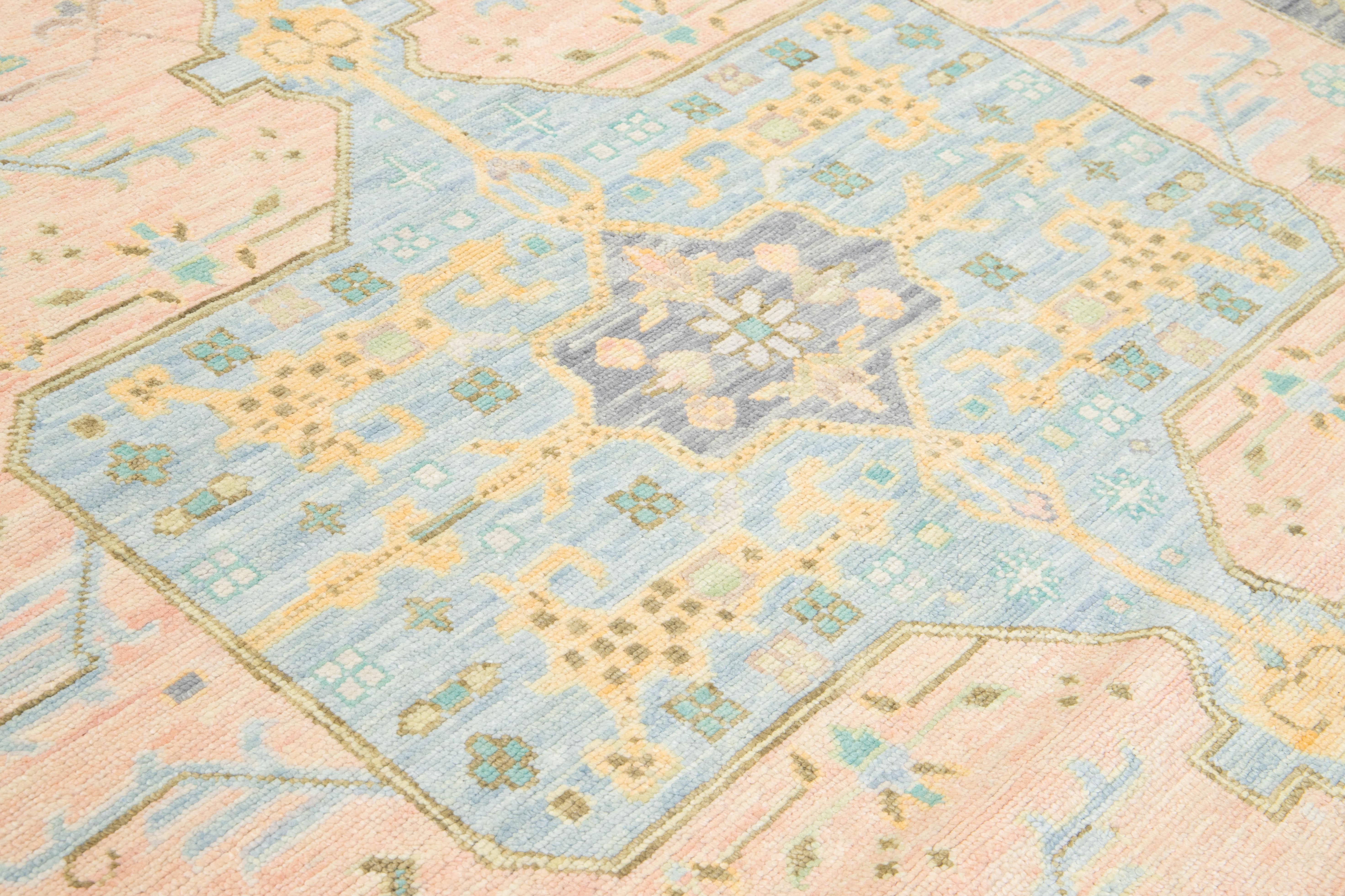 XXIe siècle et contemporain Modern Handmade Oushak Style Wool Rug In Peach and Blue With Medallion Design en vente