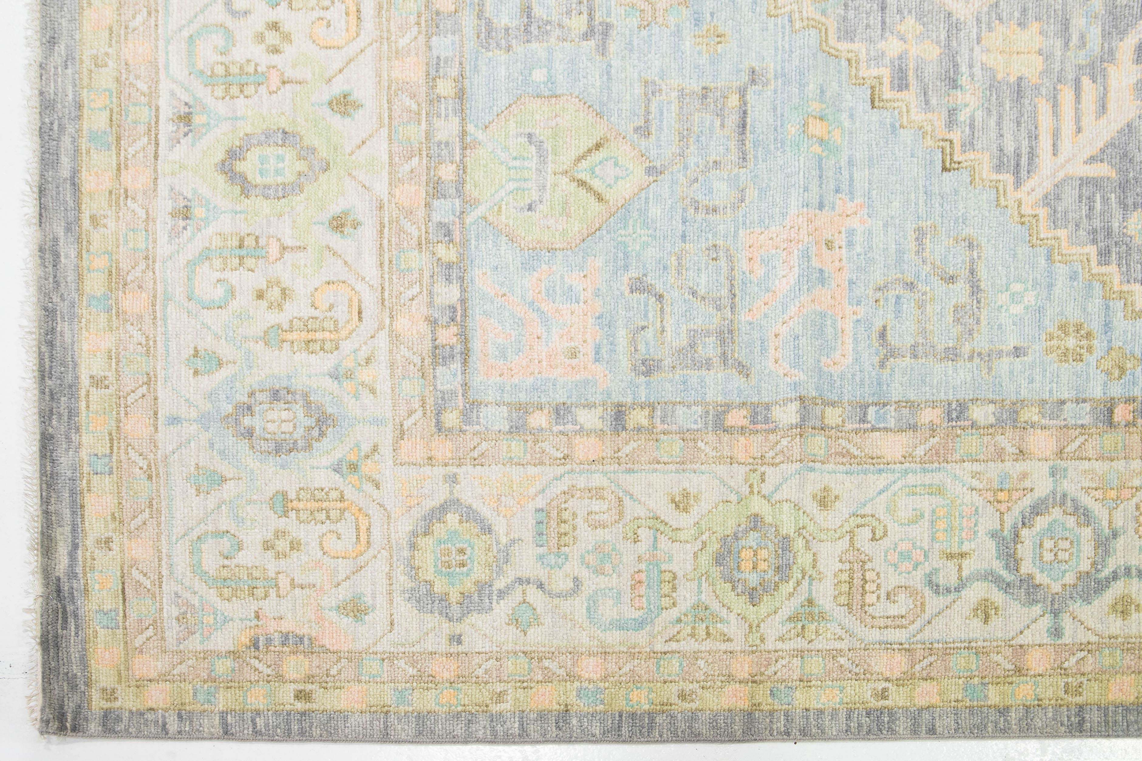 Modern Handmade Oushak Style Wool Rug In Peach and Blue With Medallion Design en vente 1
