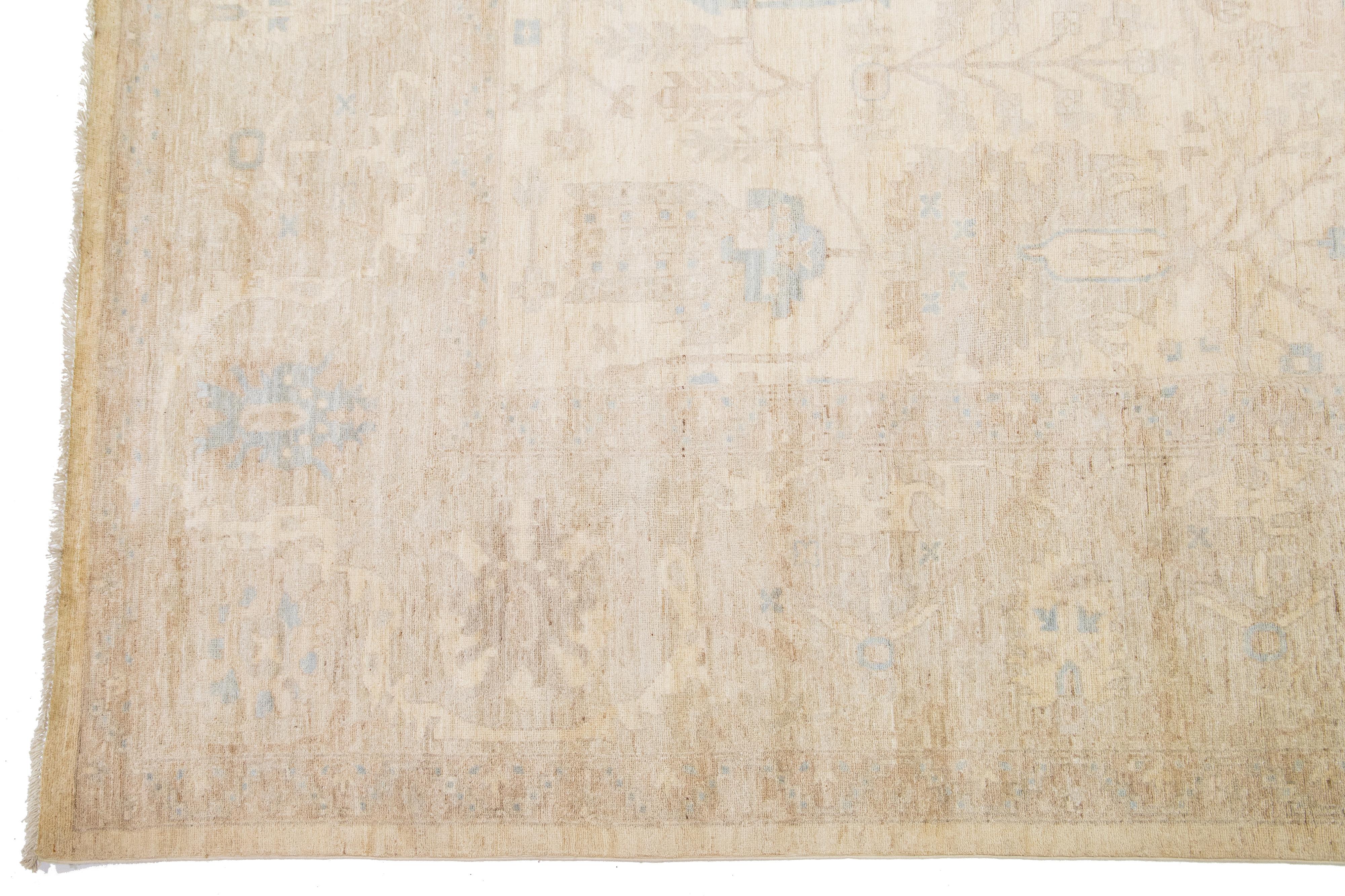 Pakistanais Tapis moderne en laine de style Oushak fait  la main avec champ beige en vente