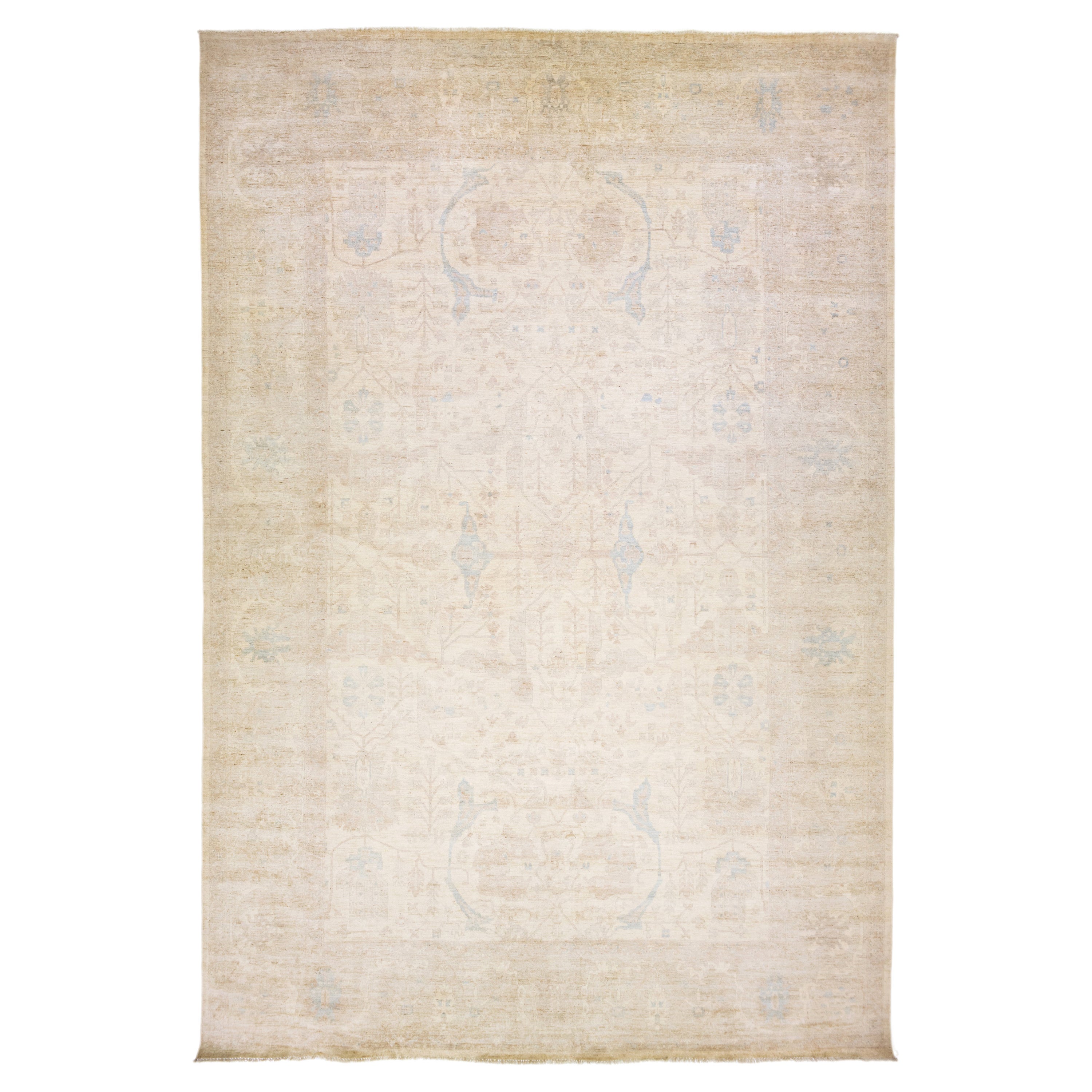 Tapis moderne en laine de style Oushak fait  la main avec champ beige