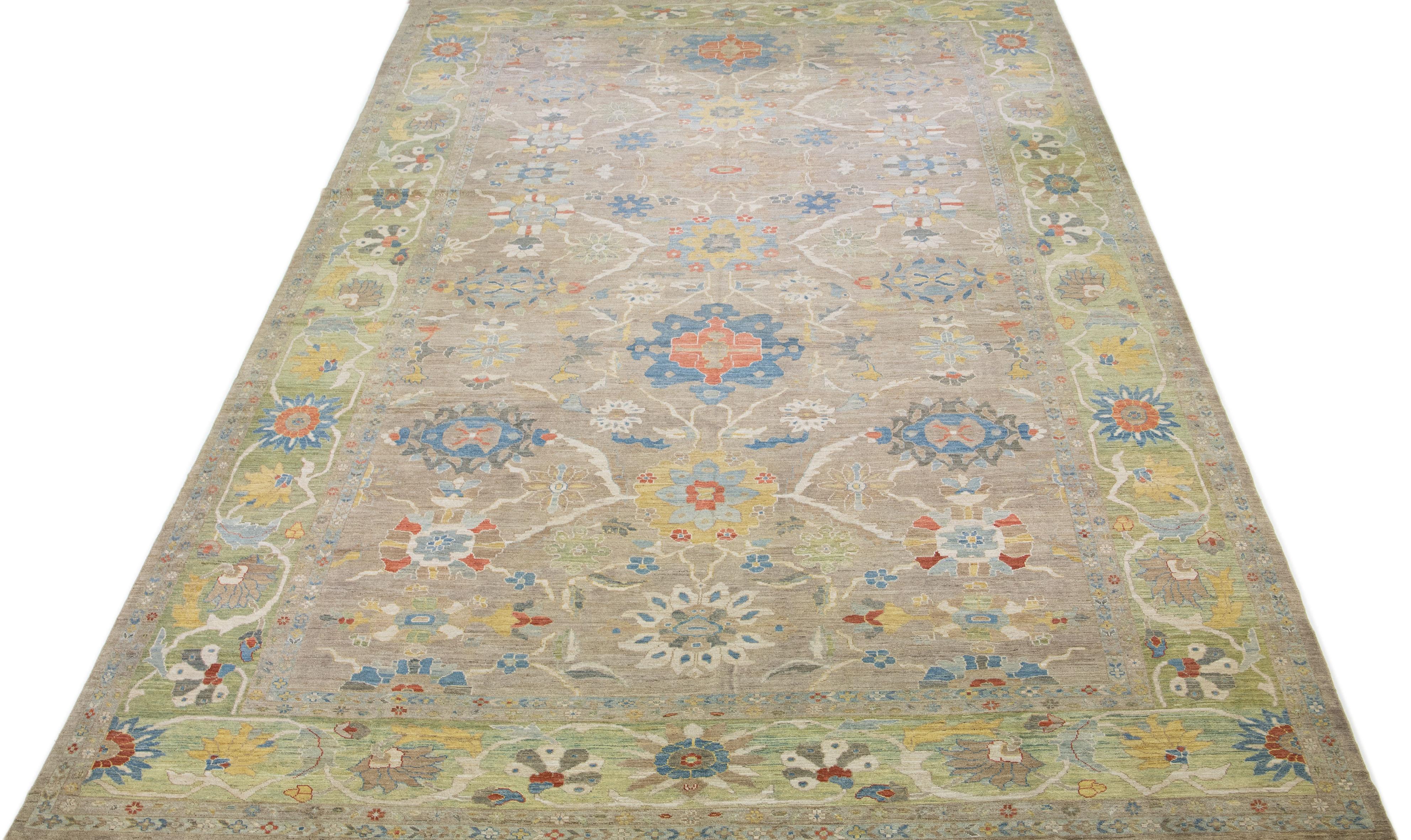 Schöner moderner Sultanabad-Teppich aus handgeknüpfter Wolle mit hellbraunem Farbfeld. Dieser Teppich hat einen grün gestalteten Rahmen mit mehrfarbigen Akzenten in einem prächtigen floralen All-Over-Motiv.

Dieser Teppich misst: 14'4