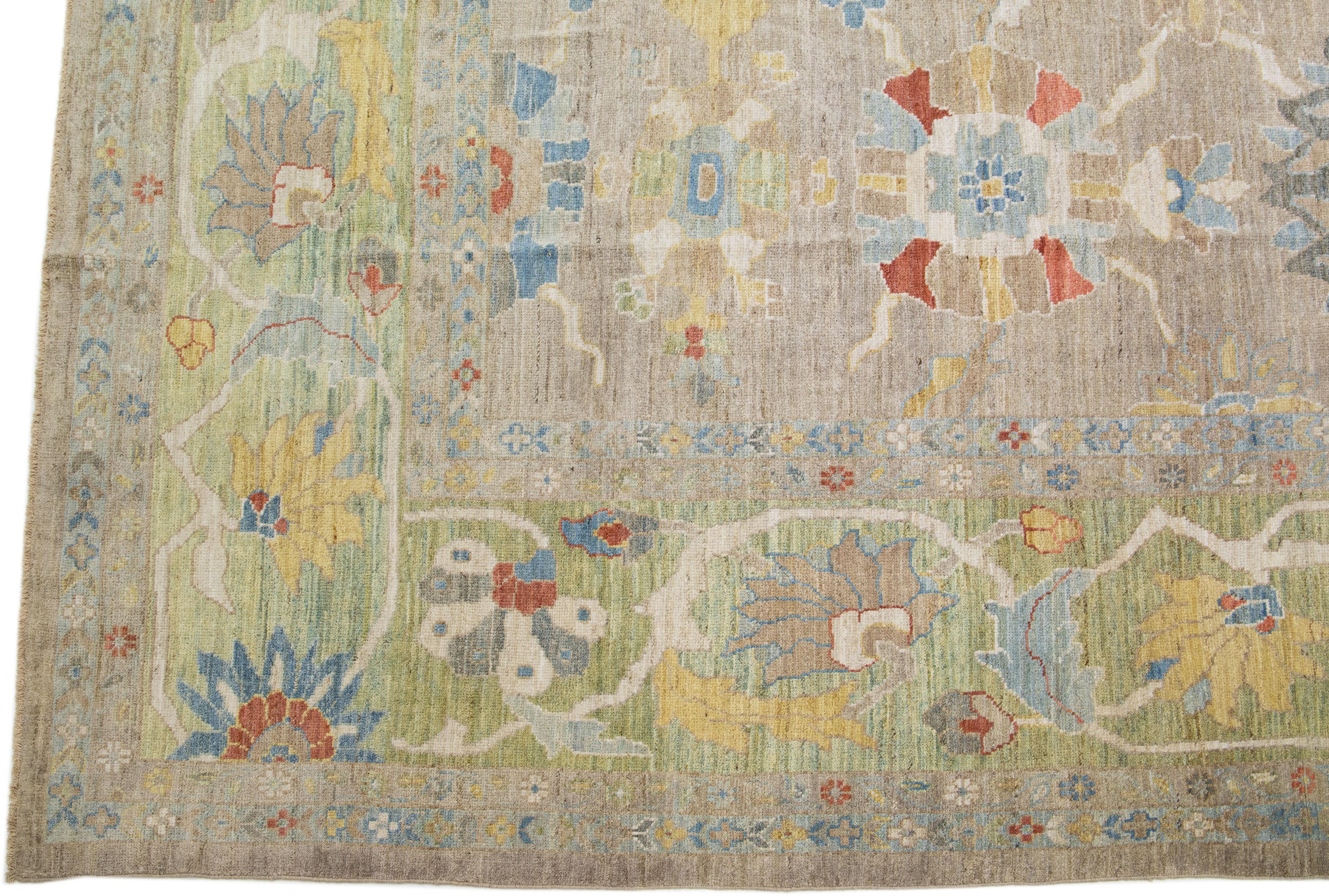 Moderner handgefertigter Palast  Sultanabad-Wollteppich mit Blumenmotiv in Hellbraun im Angebot 1