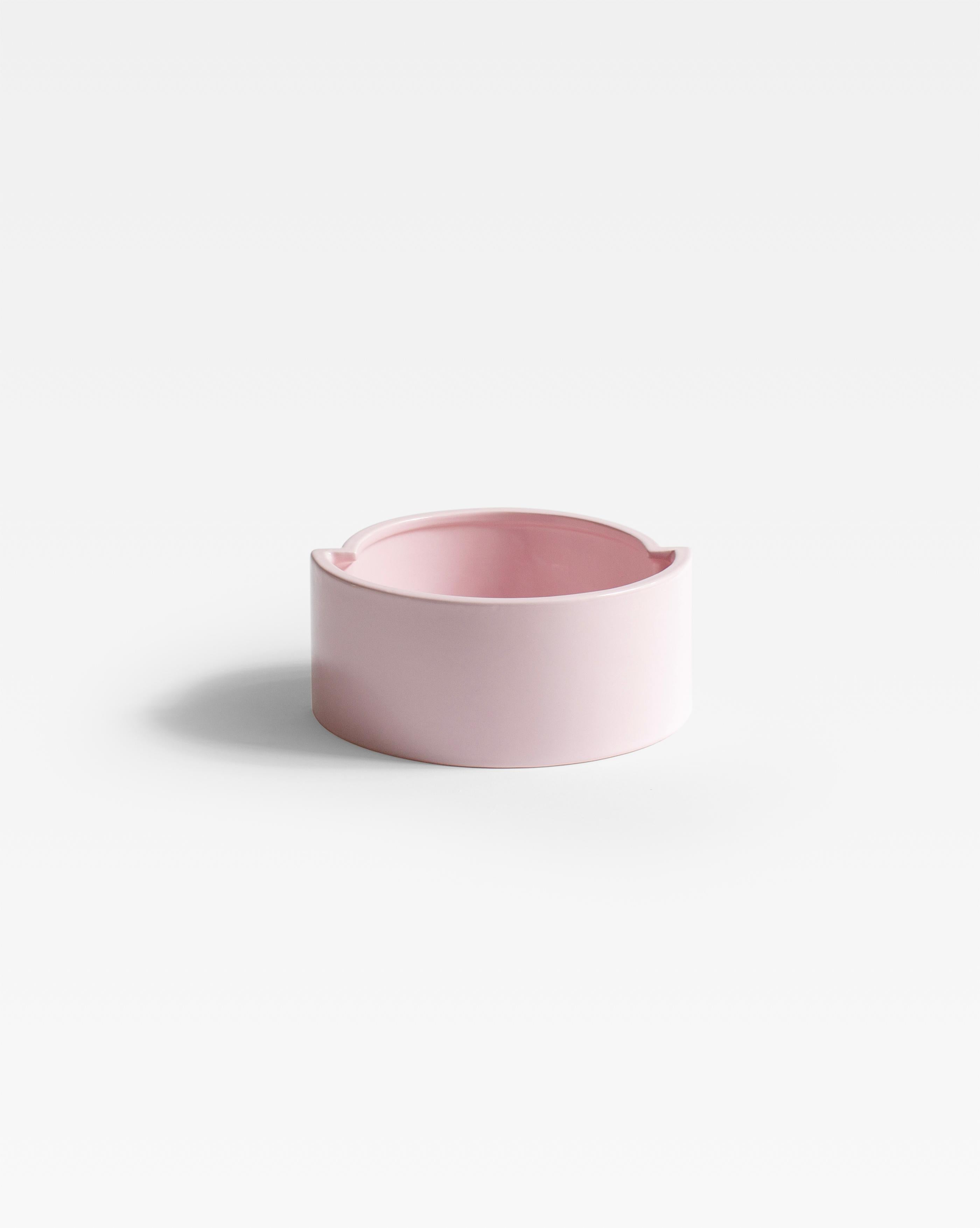 Moderne handgefertigte Obstschale aus rosa Keramik, inspiriert von Schachtel Italien (Italienisch) im Angebot