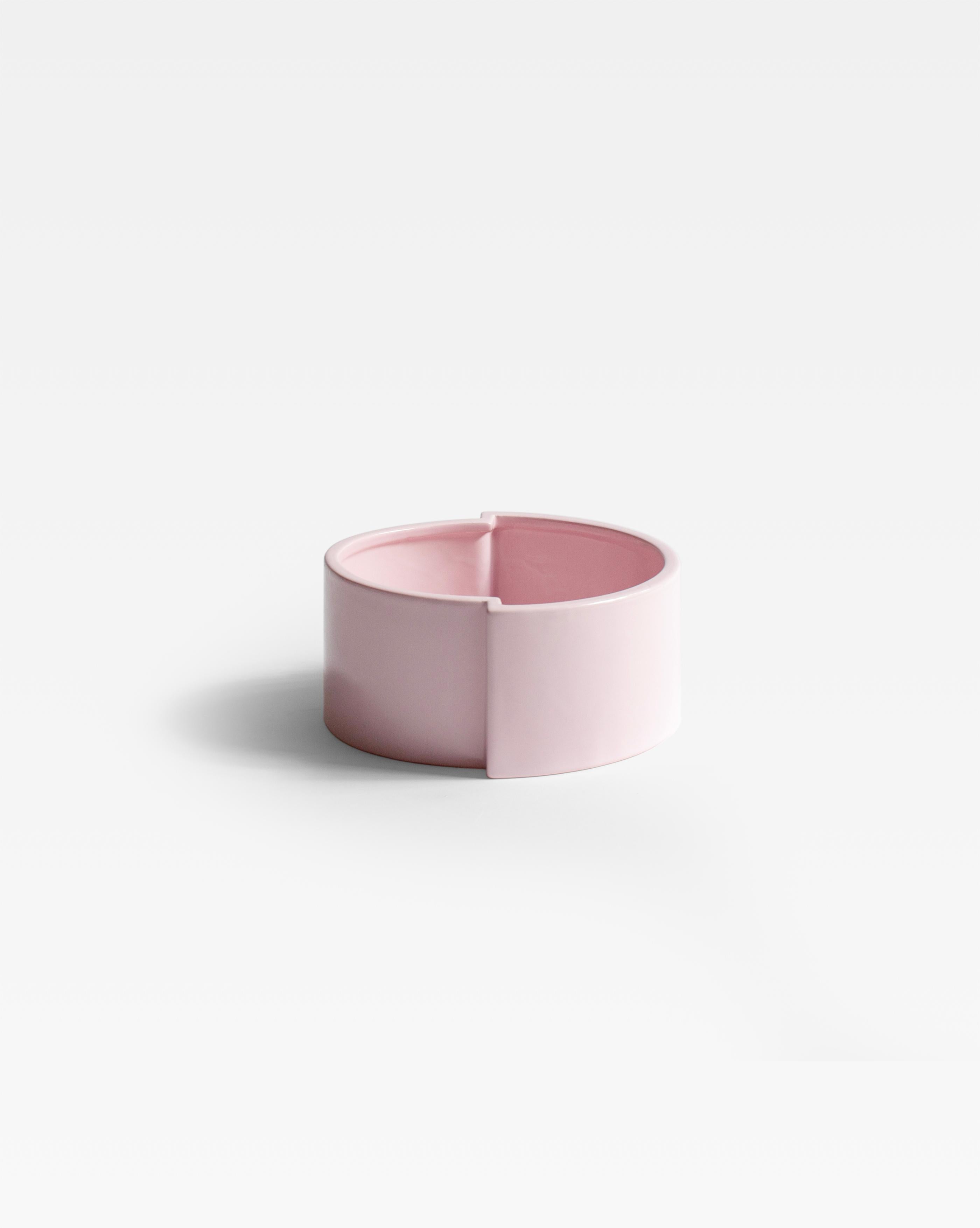 Moderne handgefertigte Obstschale aus rosa Keramik, inspiriert von Schachtel Italien (Gegossen) im Angebot