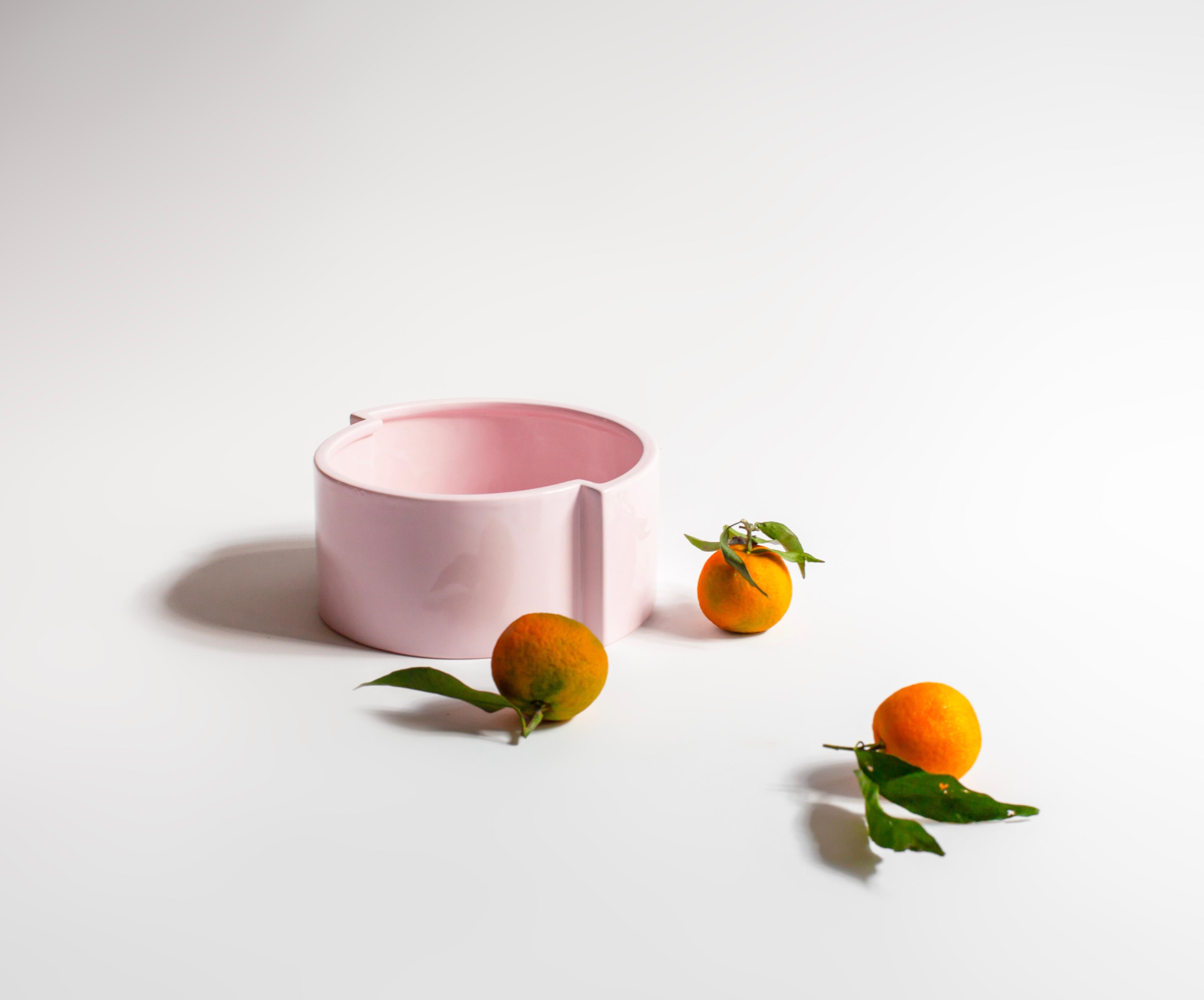 Moderne handgefertigte Obstschale aus rosa Keramik, inspiriert von Schachtel Italien im Zustand „Neu“ im Angebot in Milano, IT