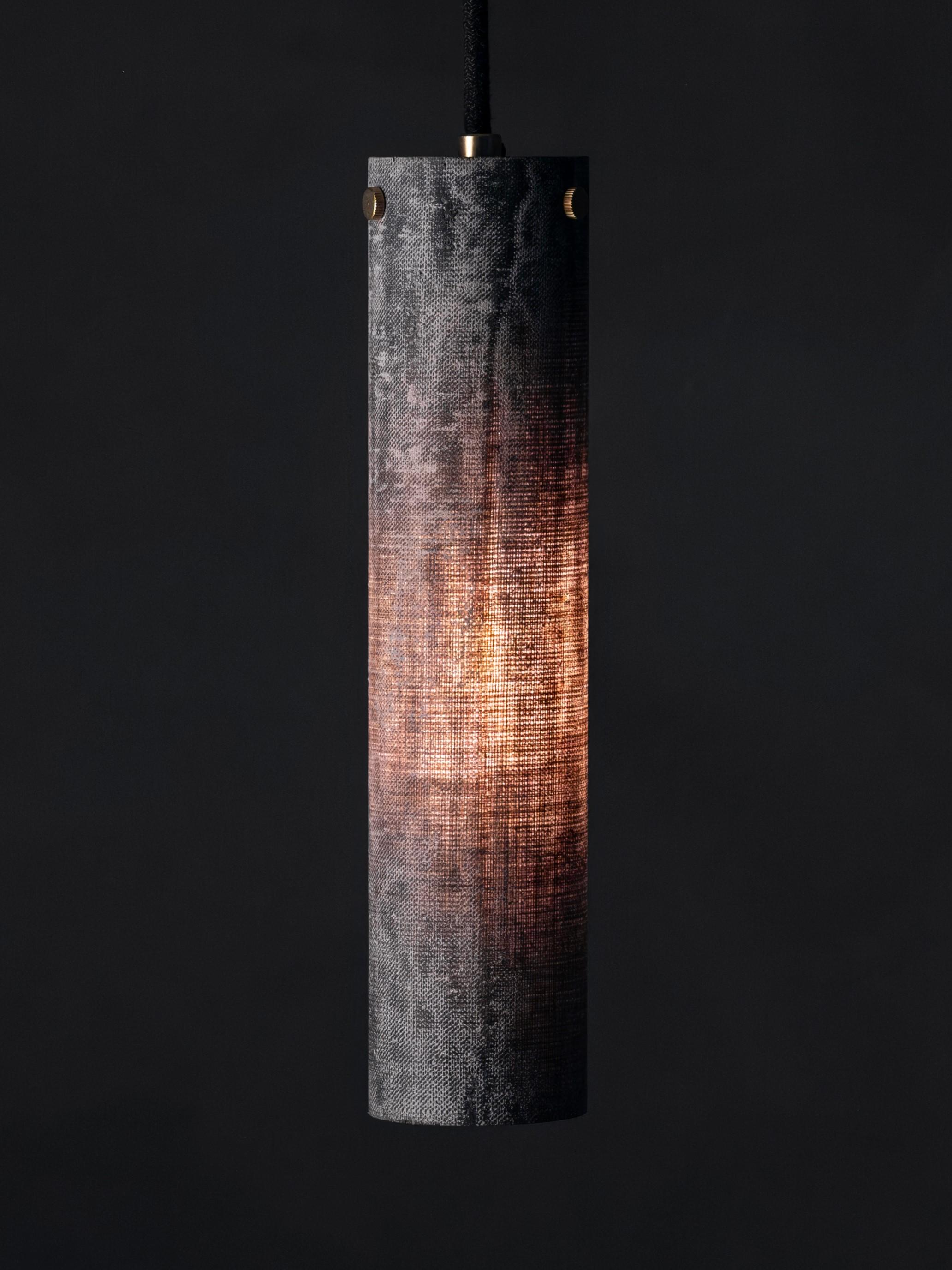 Il ciondolo Dead City Small è riconoscibile per il nostro caratteristico paralume in micarta, realizzato a mano in lino e resina. 
Il paralume leggero produce una luce soffusa e un interesse visivo sia da acceso che da spento.  I raccordi in ottone