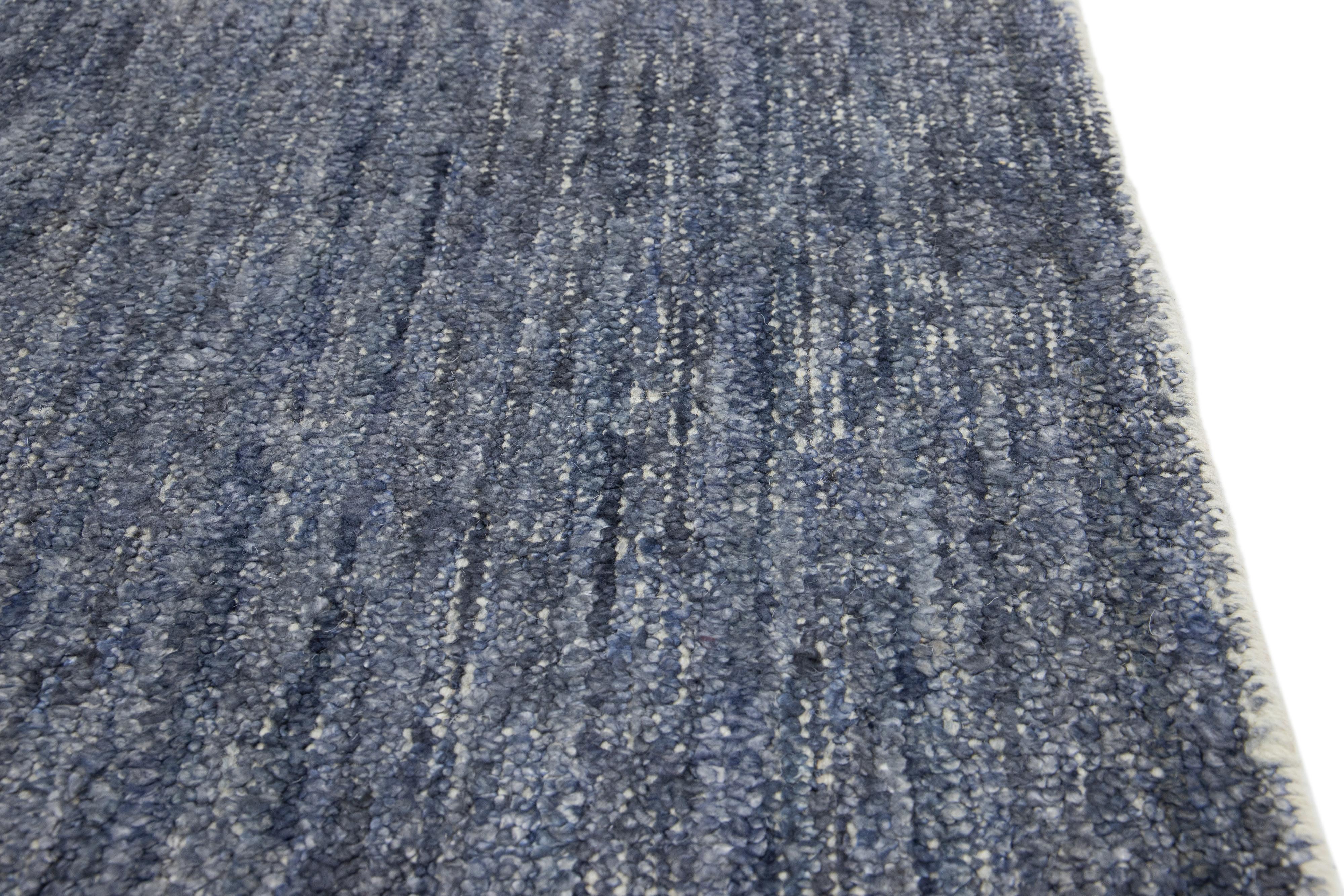 Moderner moderner handgefertigter marineblauer maßgefertigter Teppich (Indisch) im Angebot