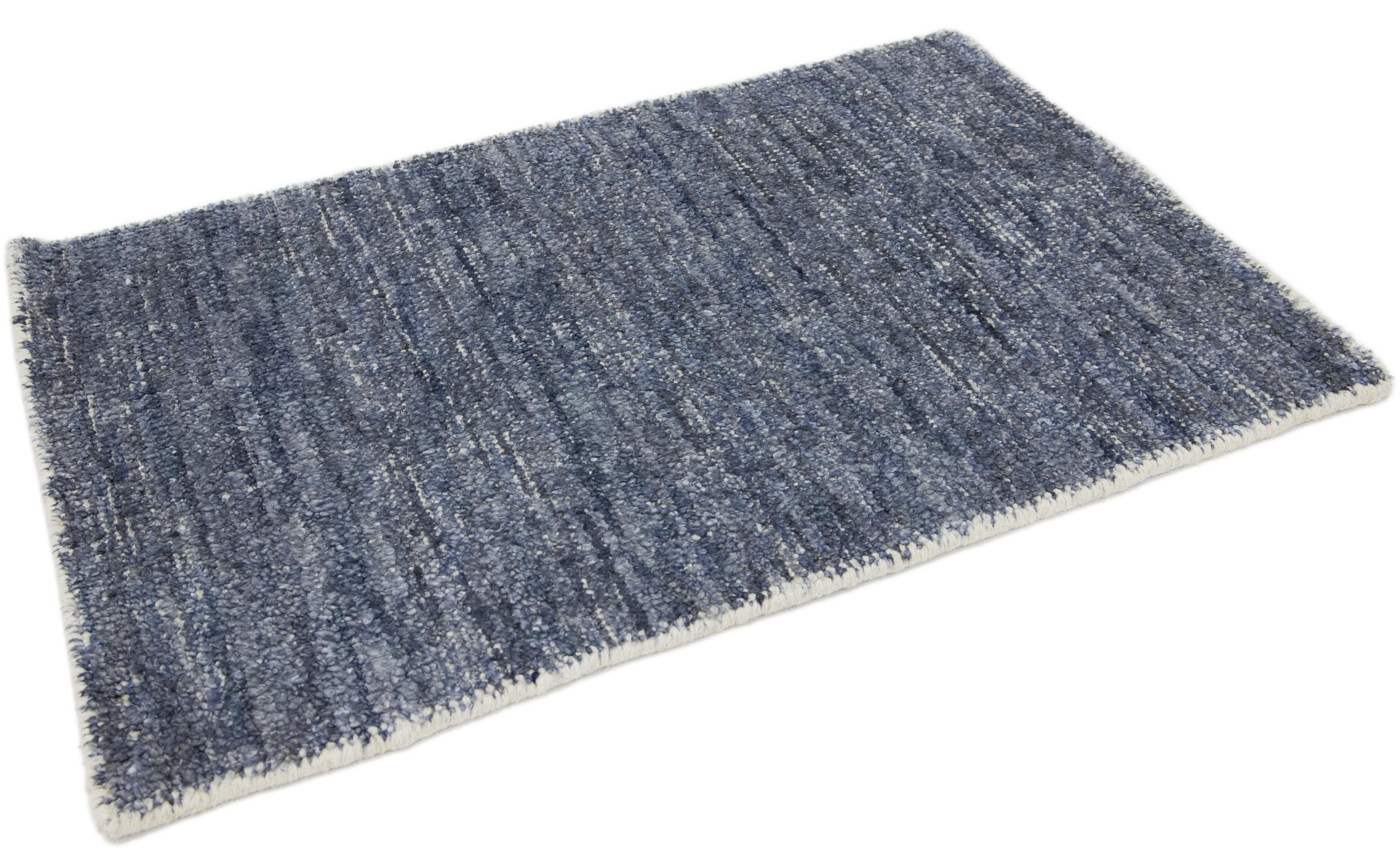 Moderner moderner handgefertigter marineblauer maßgefertigter Teppich (Handgeknüpft) im Angebot