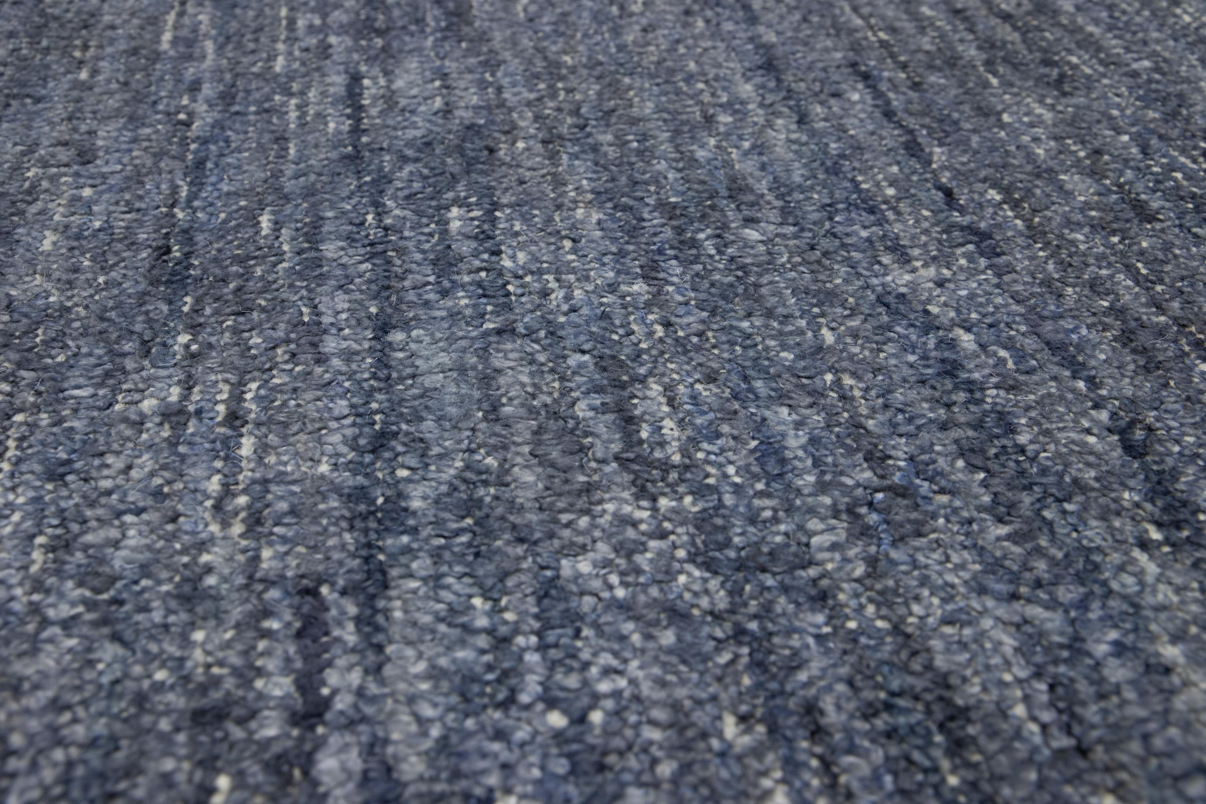 Moderner moderner handgefertigter marineblauer maßgefertigter Teppich im Zustand „Neu“ im Angebot in Norwalk, CT