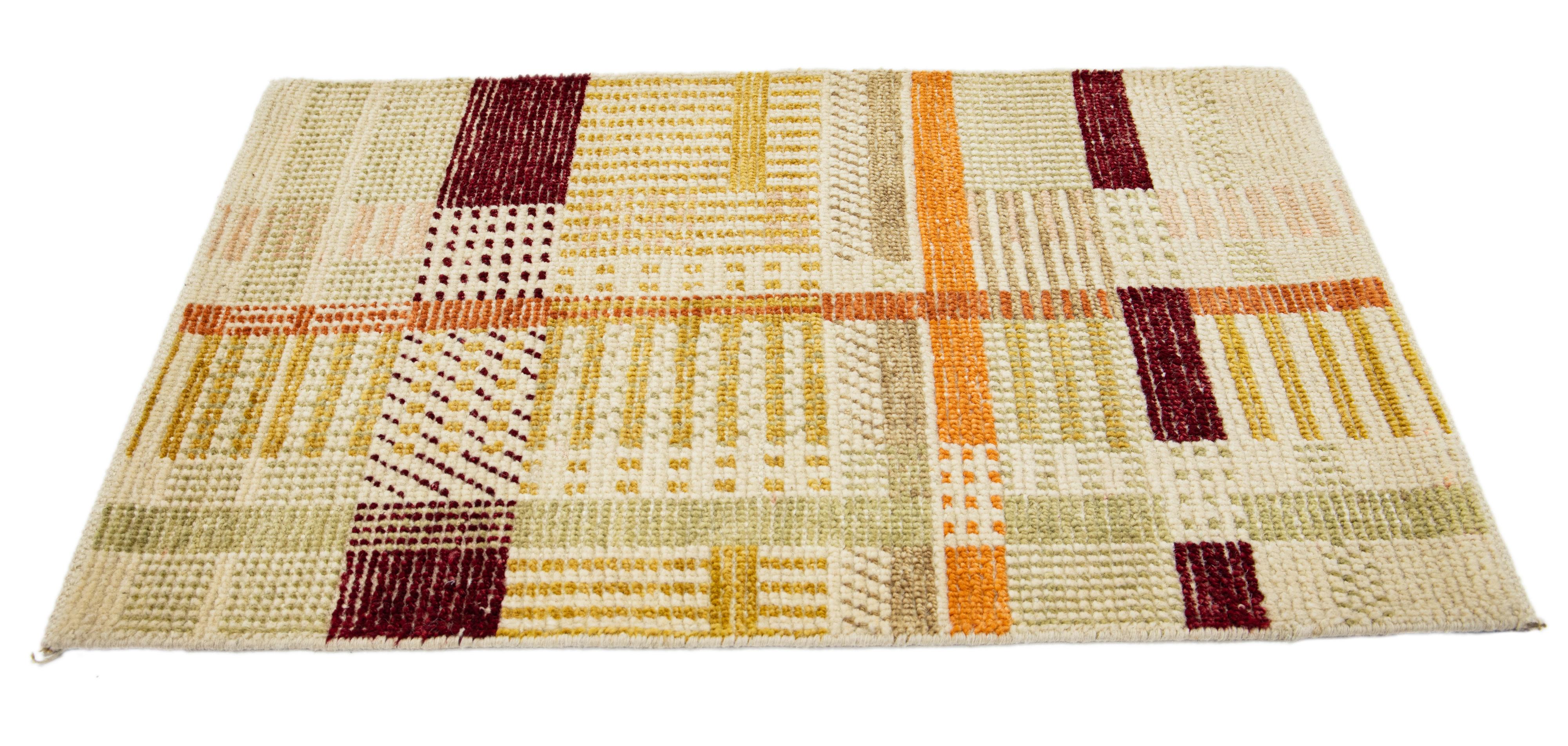 Apadana's Moderner Wollteppich nach Maß. Kundenspezifische Größen und Farben auf Bestellung. 

MATERIAL: Wolle 
Techniken: Handgeknüpft
Stil: Modern
Vorlaufzeit: Ca. 15-16 Wochen verfügbar 
Farben: Wie abgebildet, andere individuelle Farben sind