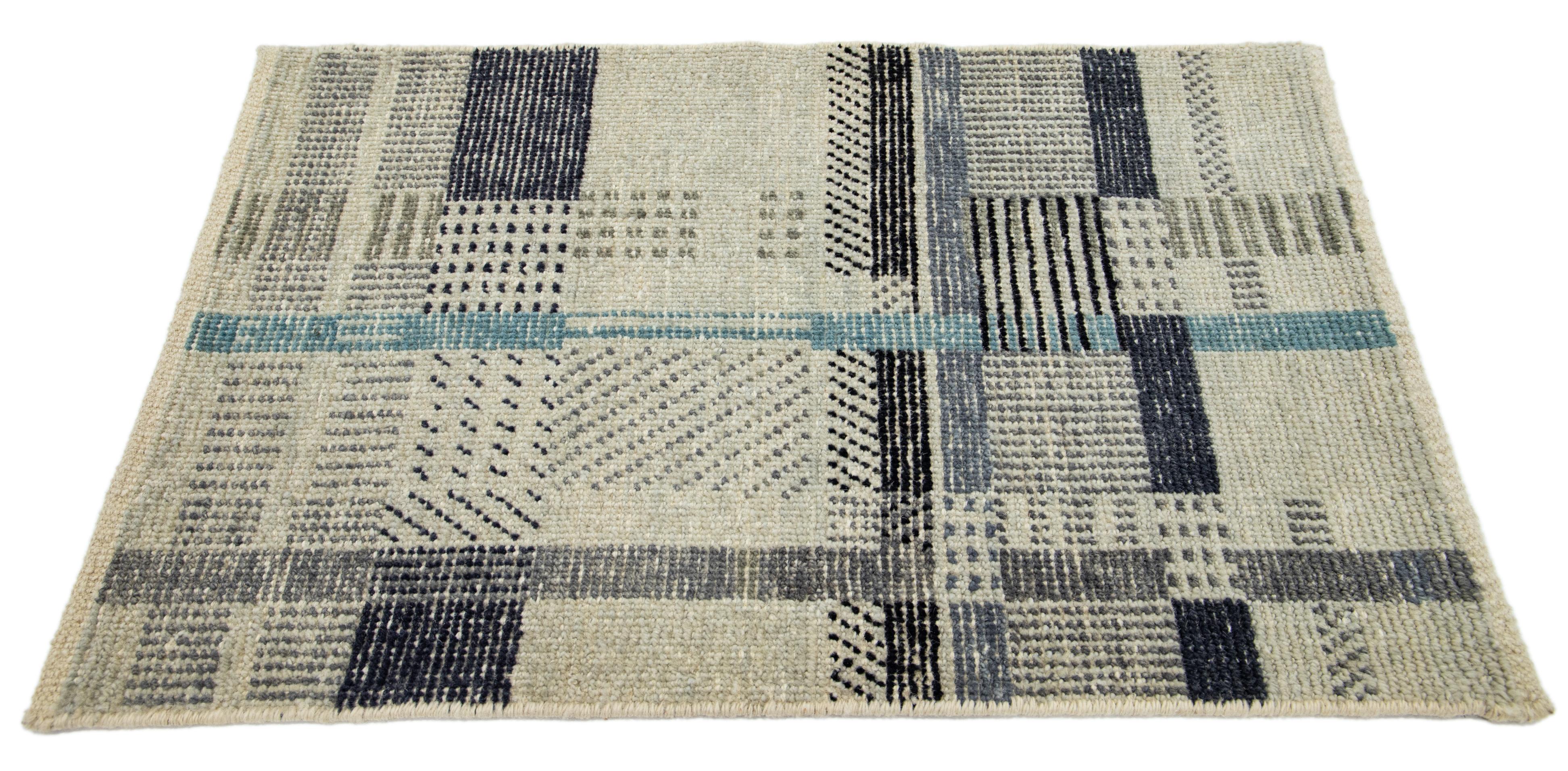 Modern strukturierter, karierter Wollteppich von Apadana nach Maß. Kundenspezifische Größen und Farben auf Bestellung. 

MATERIAL: Wolle 
Techniken: Handgeknüpft
Stil: Modern
Vorlaufzeit: Ca. 15-16 Wochen verfügbar 
Farben: Wie abgebildet, andere