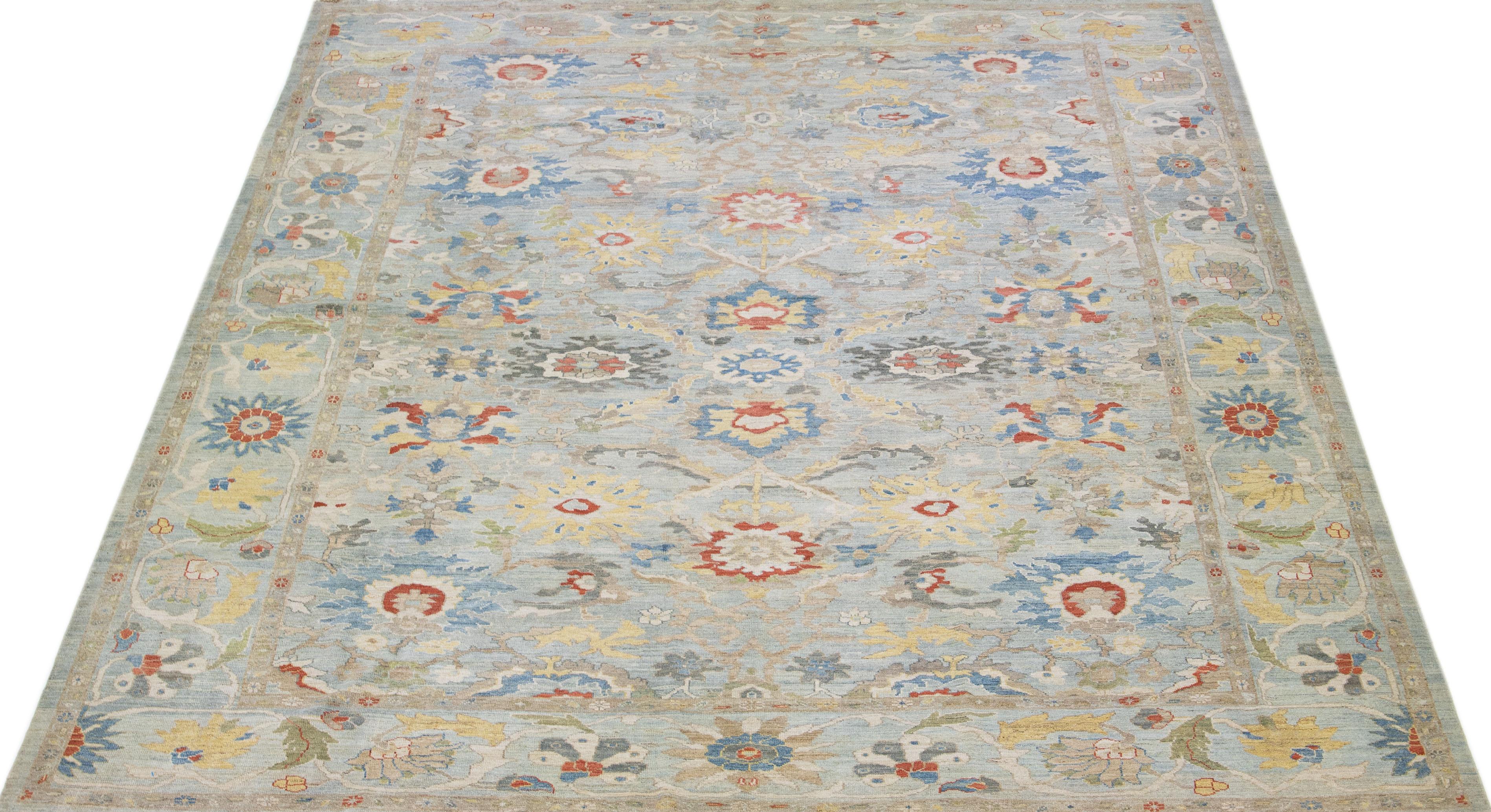 Schöner moderner, handgeknüpfter Sultanabad-Wollteppich mit hellblauem Farbfeld. Dieser Teppich hat einen gestalteten Rahmen mit mehrfarbigen Akzenten in einem wunderschönen floralen Allover-Muster.

Dieser Teppich misst 13'6