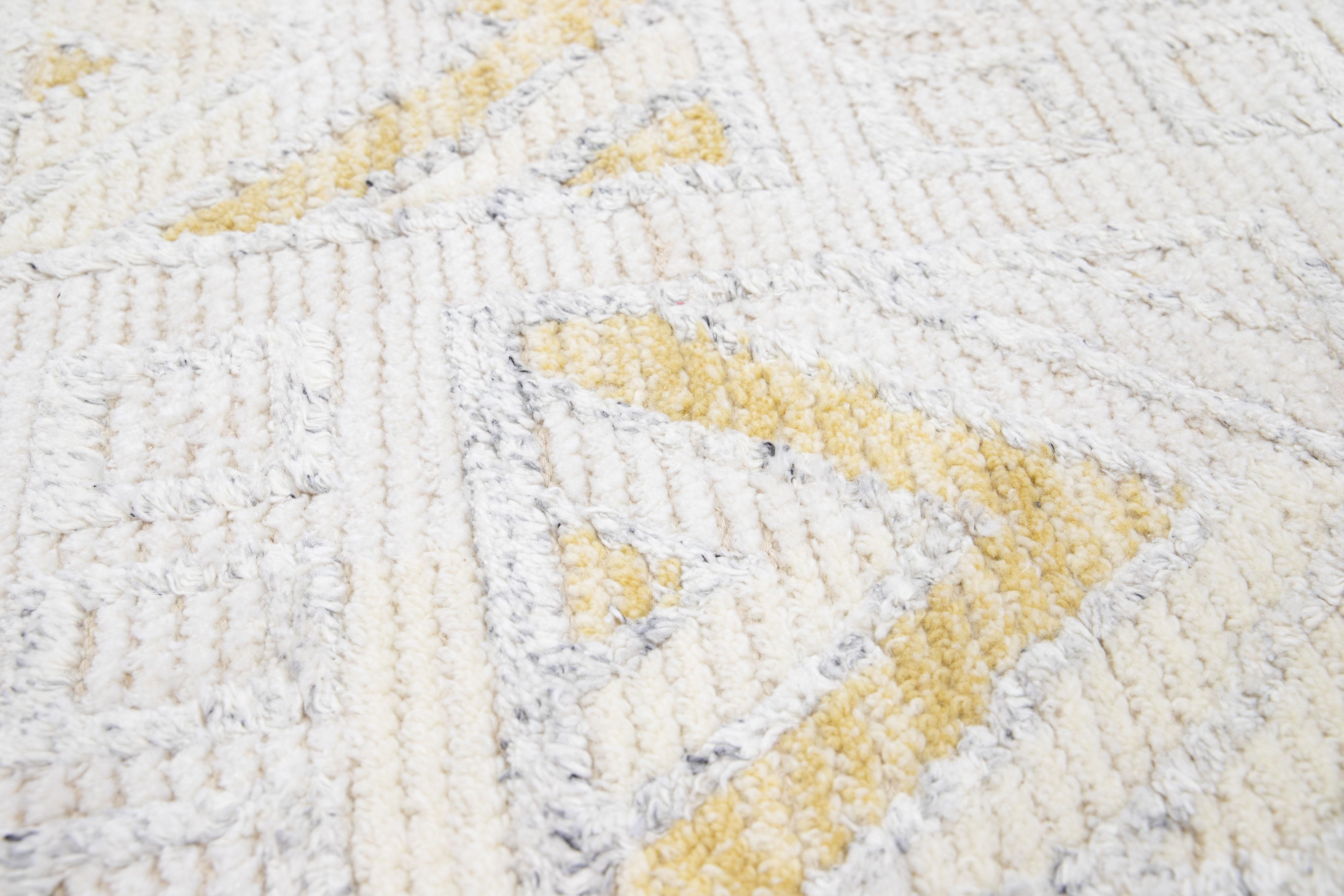 Tapis personnalisé en laine de style suédois moderne d'Apadana. Dimensions et couleurs personnalisées sur demande.

MATERIAL : Laine naturelle.
Techniques : Noué à la main.
Style : Moderne Suédois.
Délai d'exécution : Environ 15-16 semaines