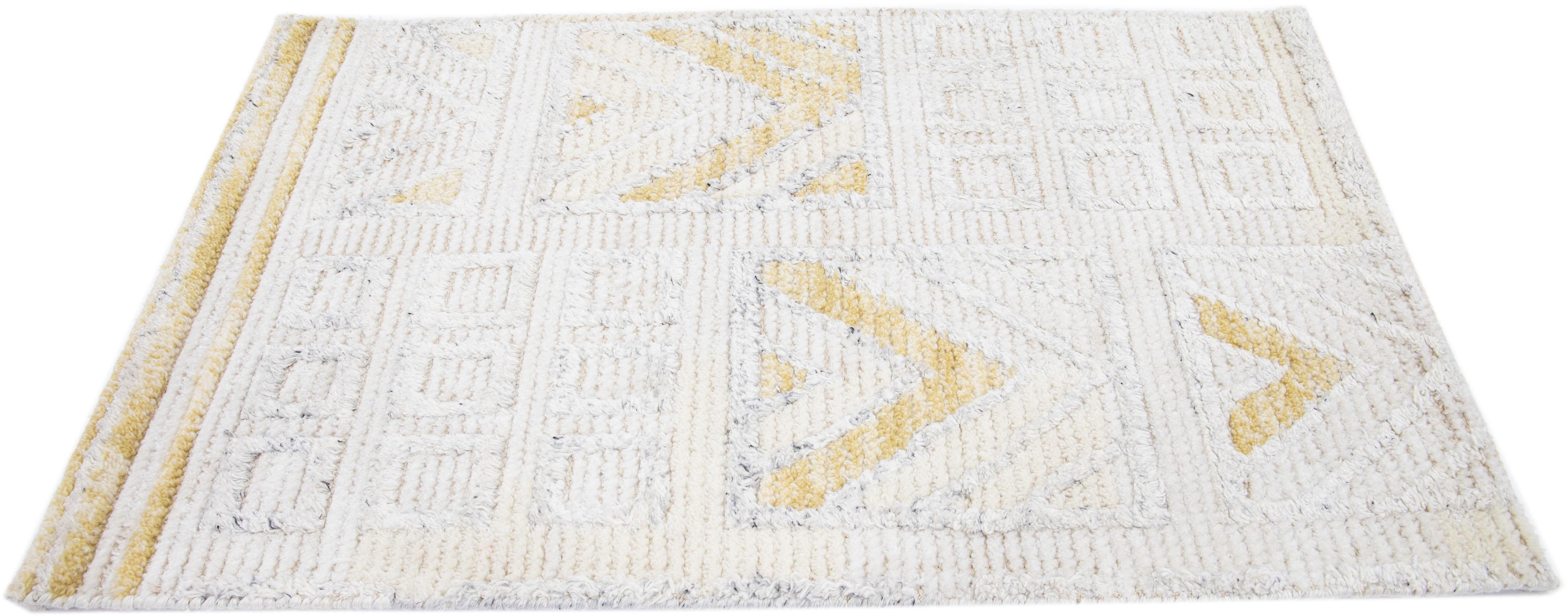 Moderne Tapis en laine beige de style suédois moderne fait à la main en vente